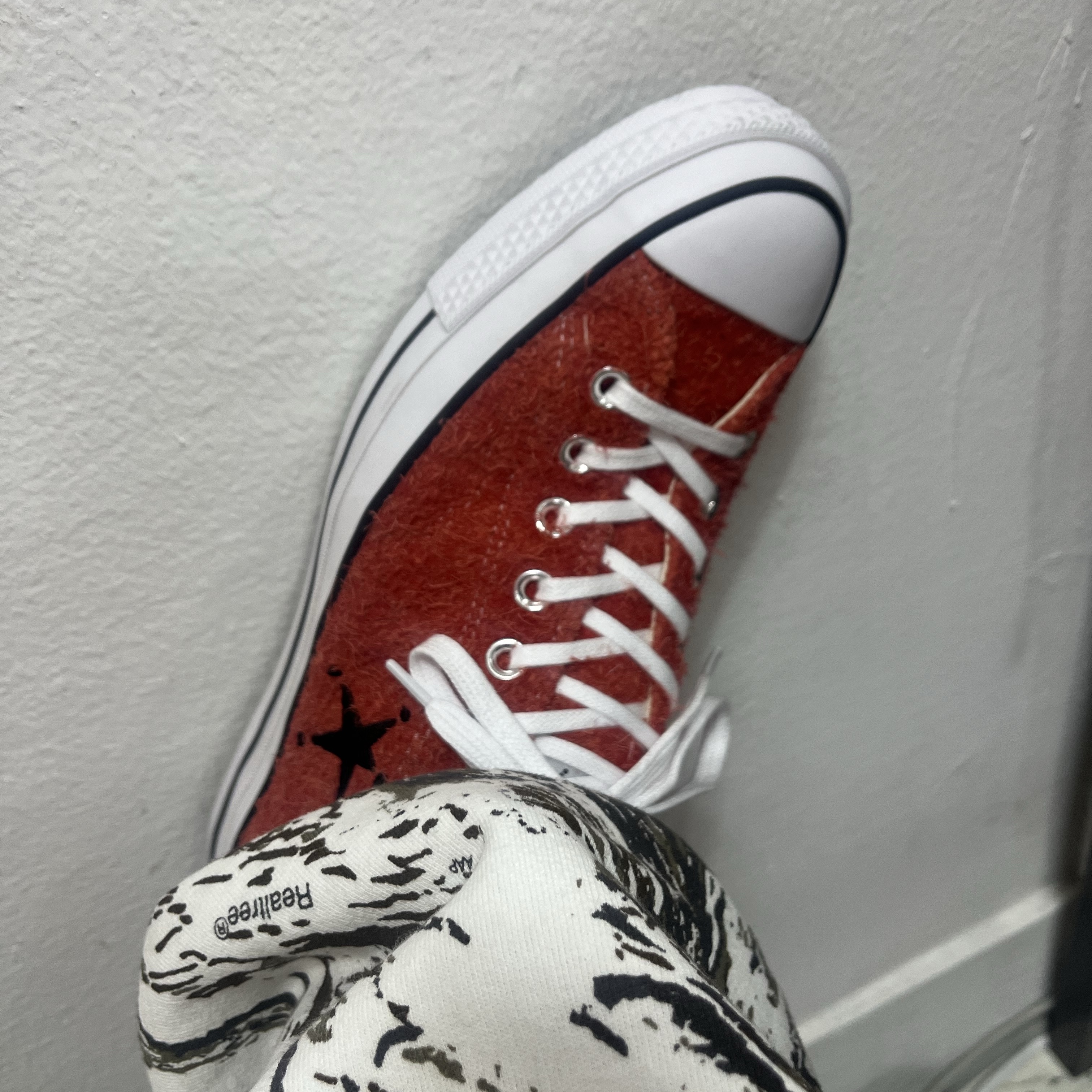 Converse x Stussy Chuck 70 Ox Poppy Red, Supreme Small Box Sweatpants Snow Camo - 24SS 착용 스타일