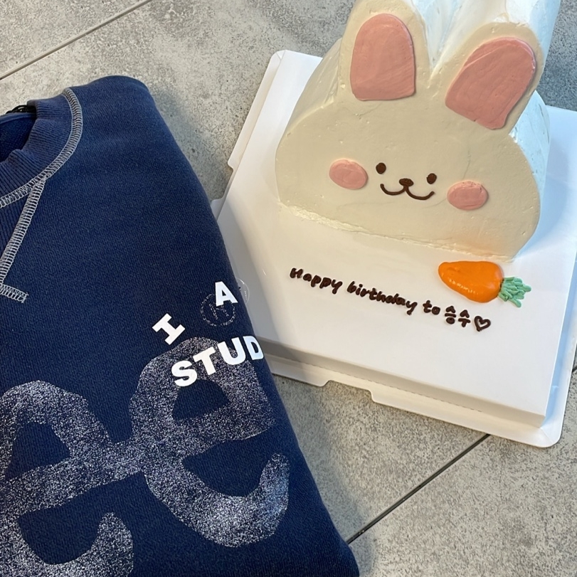 IAB Studio x Lee Pigment Sweatshirt Indigo Navy 착용 스타일