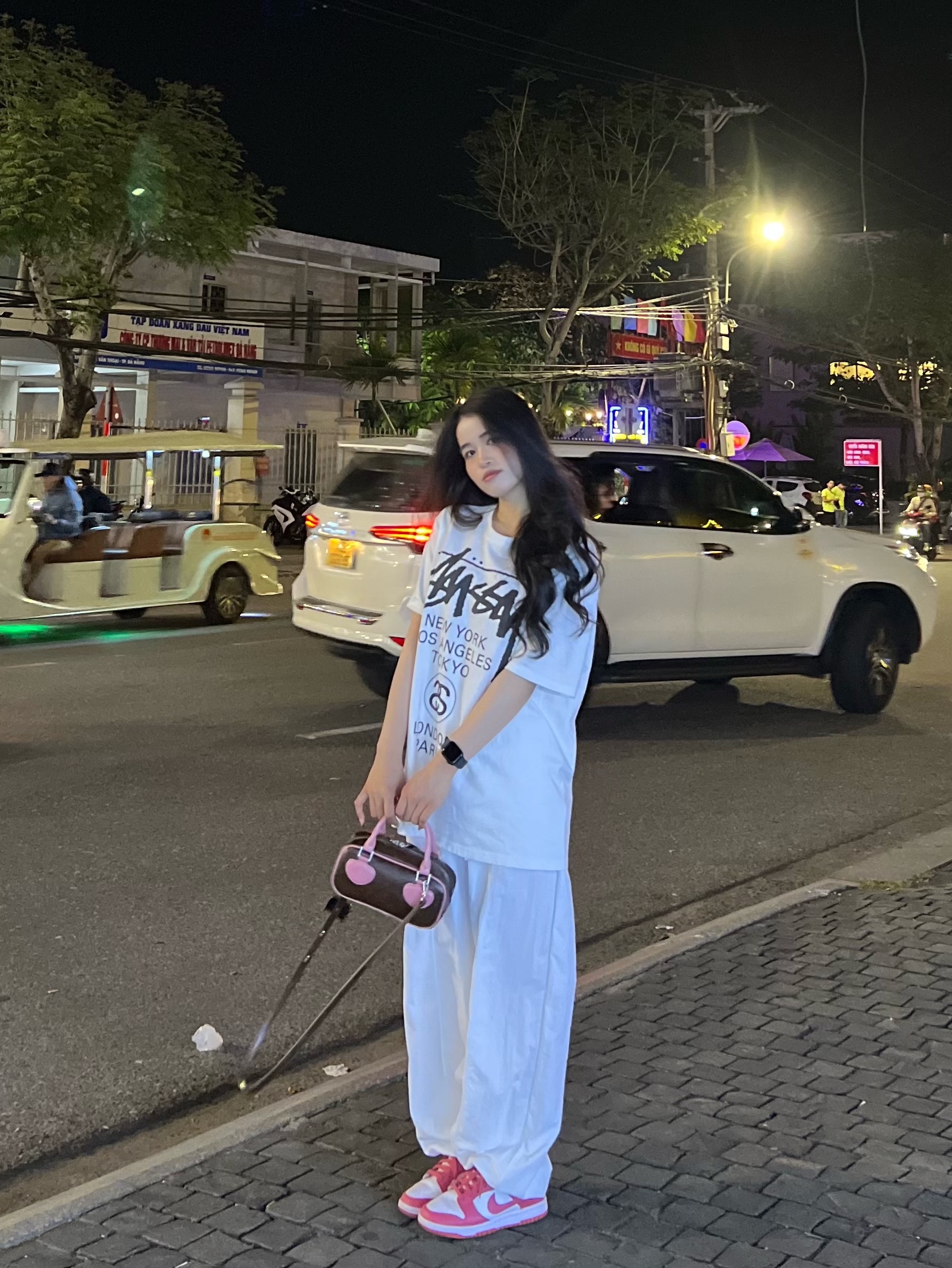 Stussy World Tour T-Shirt White, (W) Nike Dunk Low Archeo Pink 착용 스타일 - 2