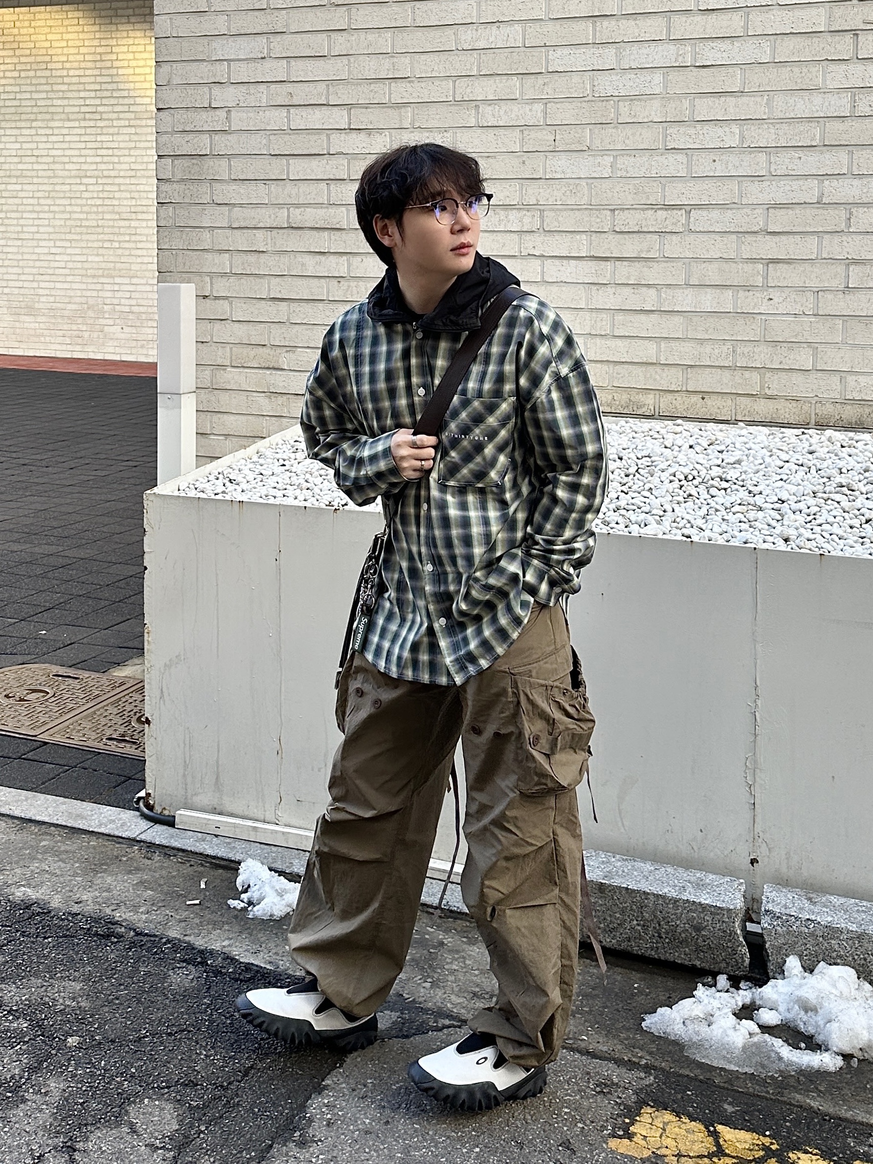 Oakley Factory Team x Brain Dead x Ssense Chop Saw Mule White, Gentle Monster Alio X 01 Black 착용 스타일 - 2