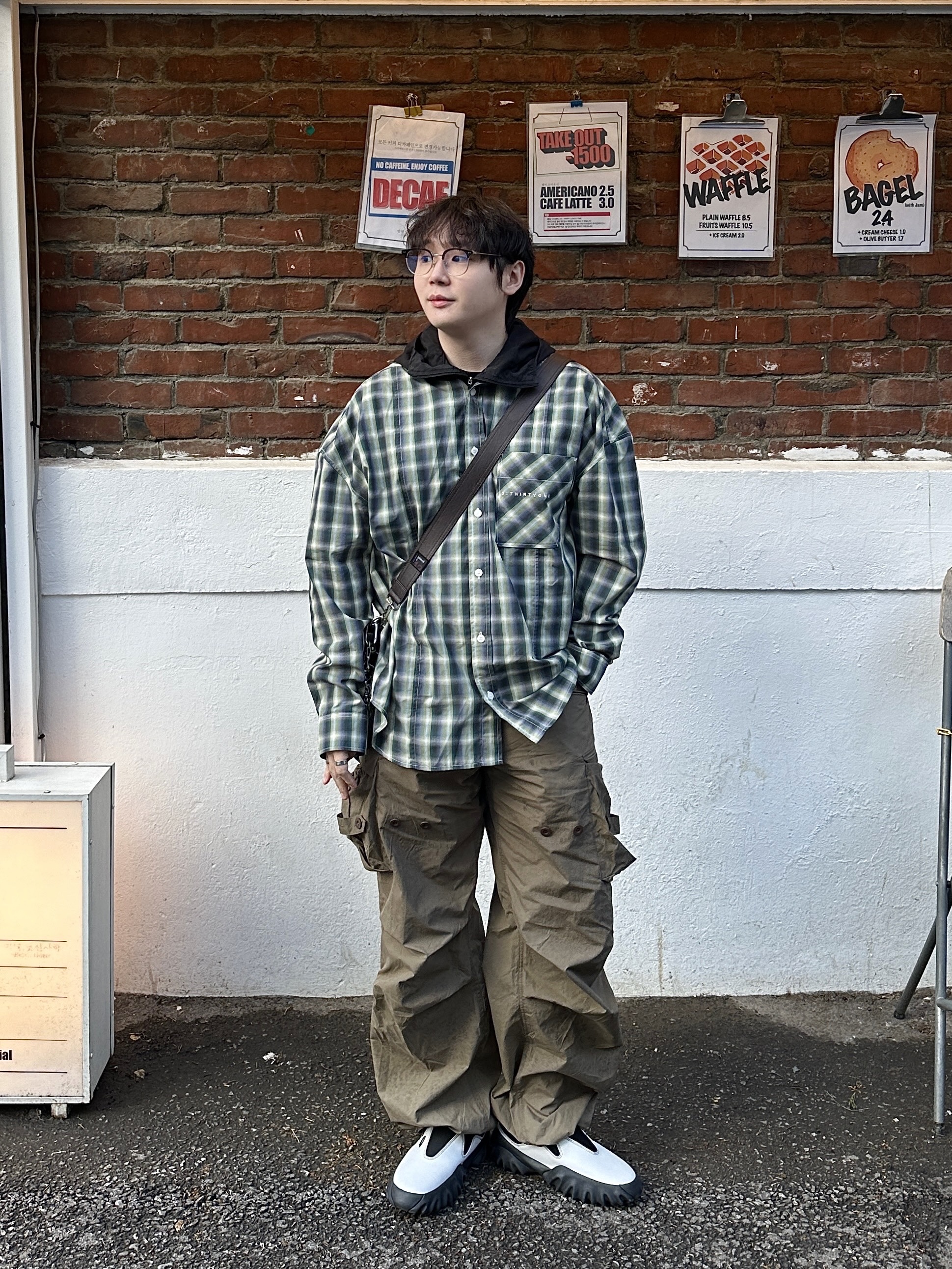 Oakley Factory Team x Brain Dead x Ssense Chop Saw Mule White, Gentle Monster Alio X 01 Black 착용 스타일 - 1