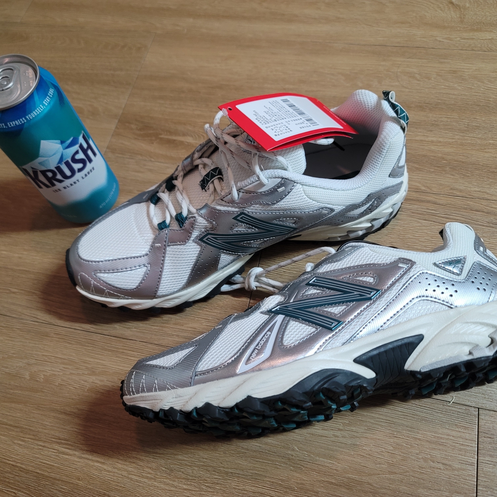New Balance ML610T Metallic Silver - D Standard 착용 스타일