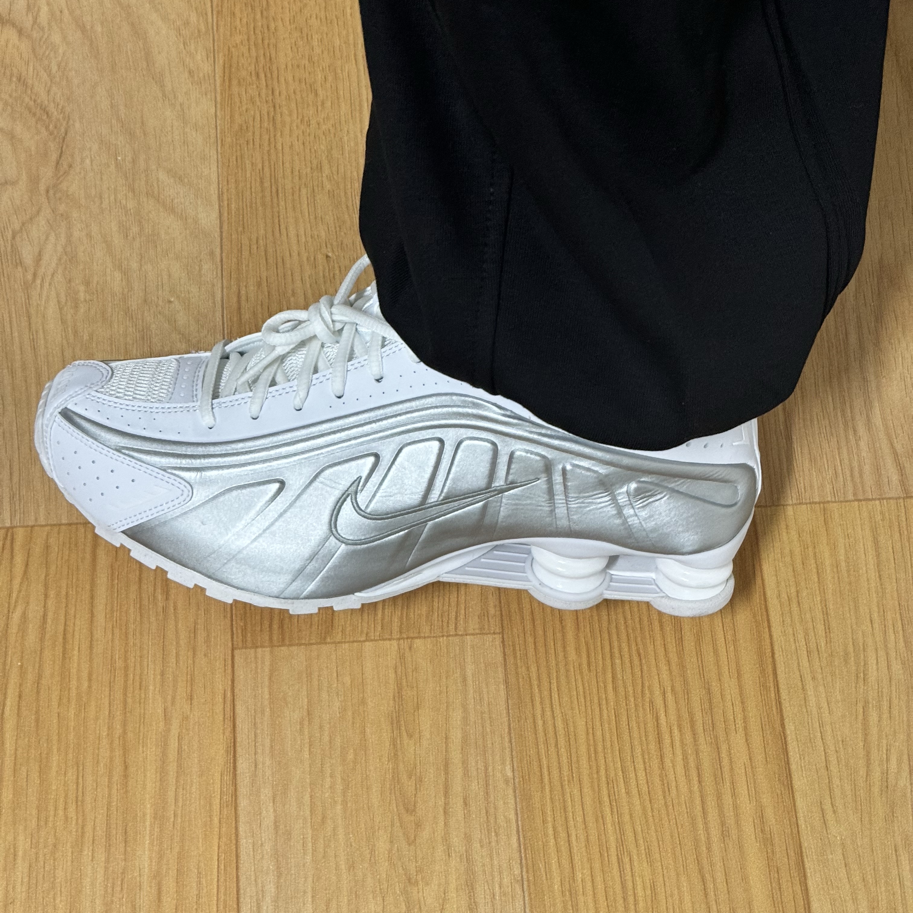 (W) Nike Shox R4 White Metallic Silver 착용 스타일