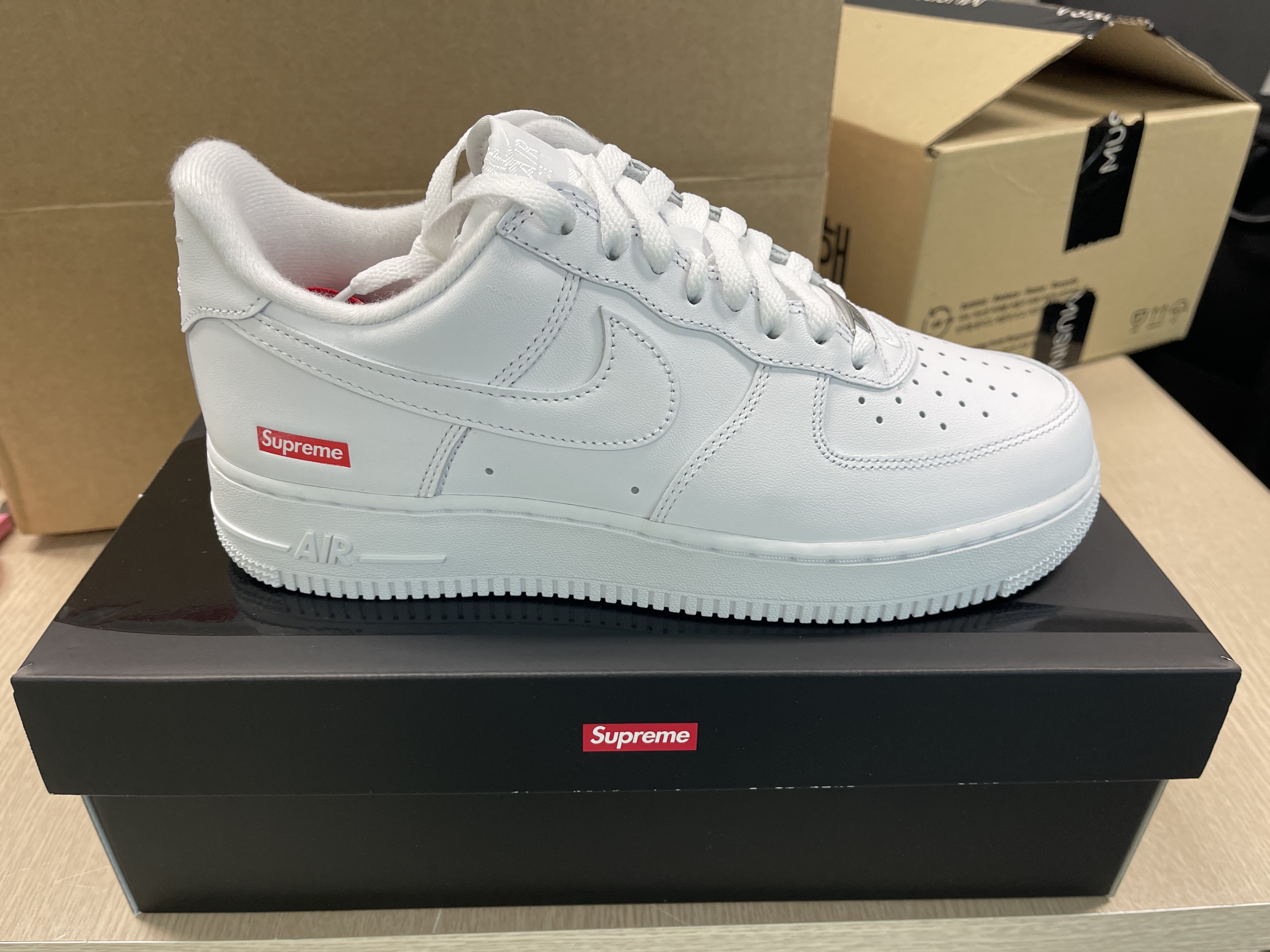 Nike x Supreme Air Force 1 Low White 착용 스타일