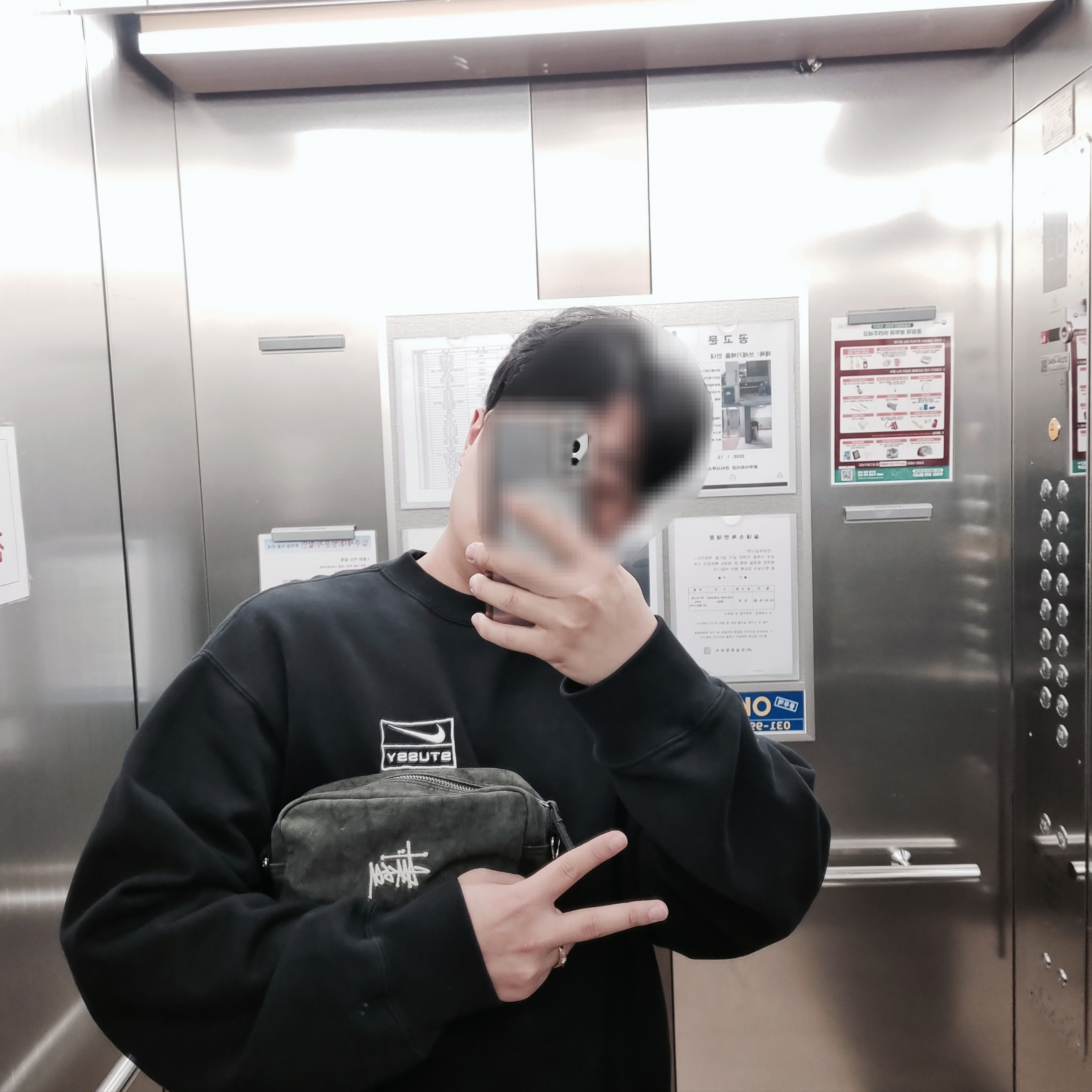 Stussy Canvas Side Pouch Washed Black, Nike x Stussy NRG Washed Fleece Crewneck Black (DO5310-010) 착용 스타일