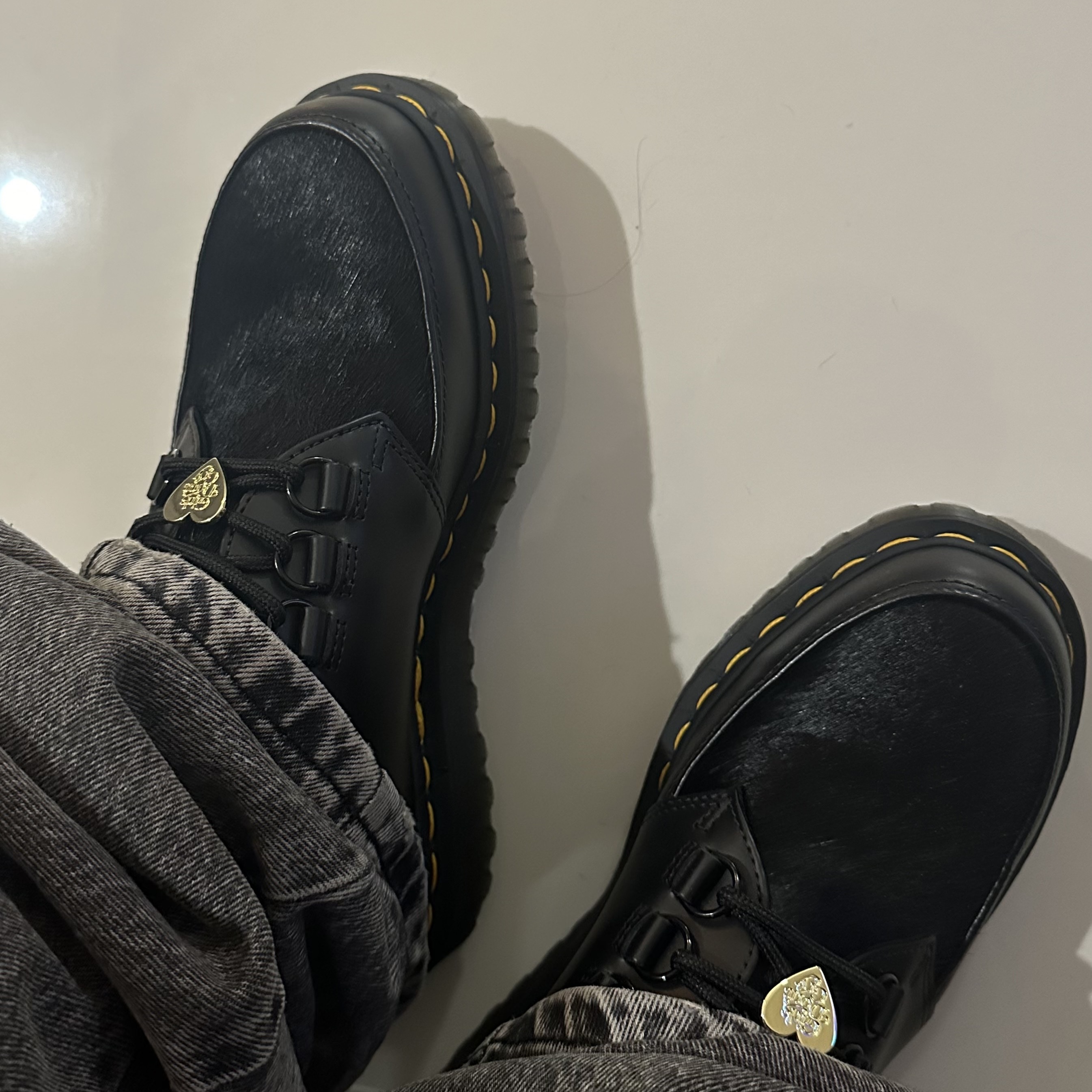 Dr. Martens x Verdy Girls Don't Cry Ramsey Creeper Black 착용 스타일 - 1