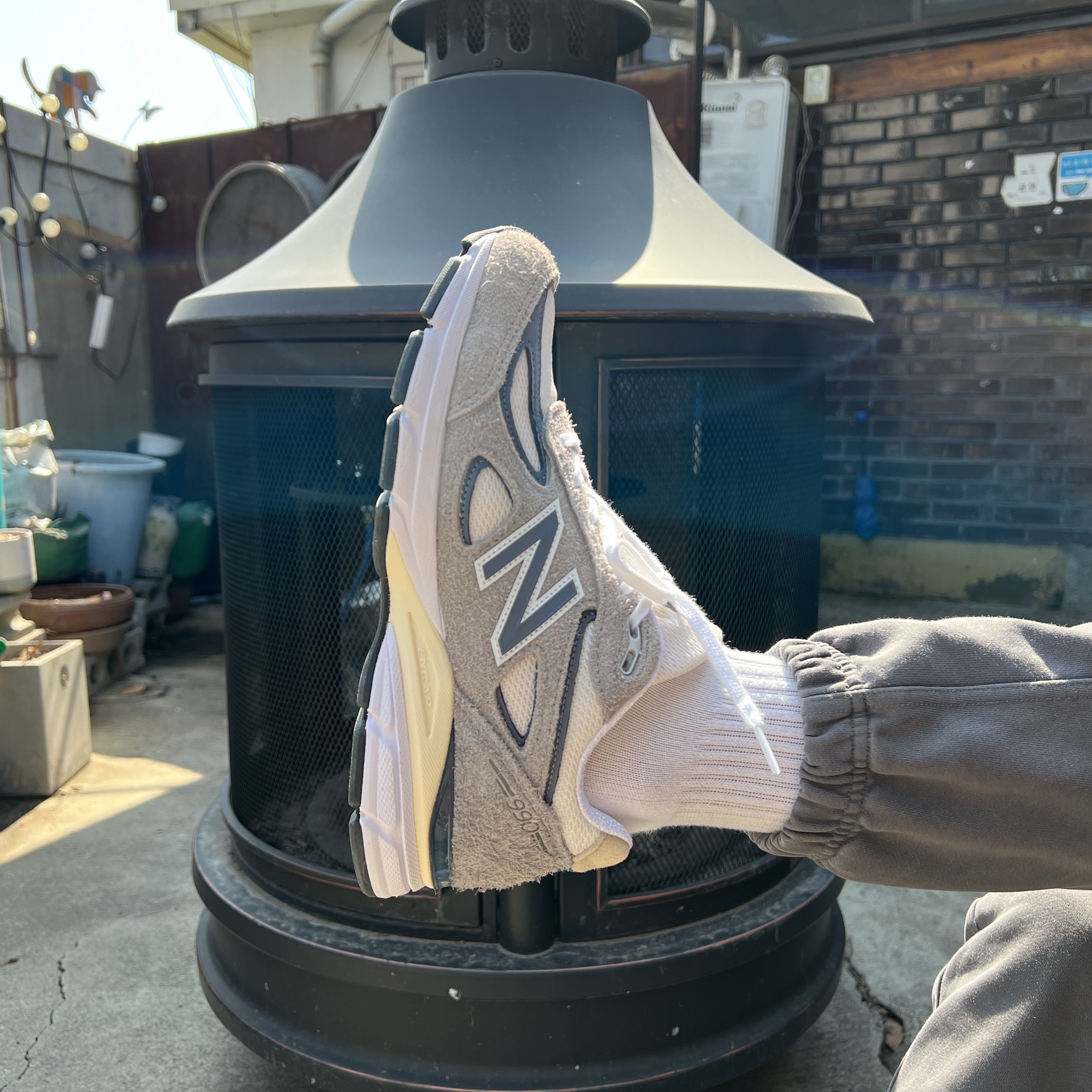 New Balance 990v4 Made in USA Gray Suede 착용 스타일