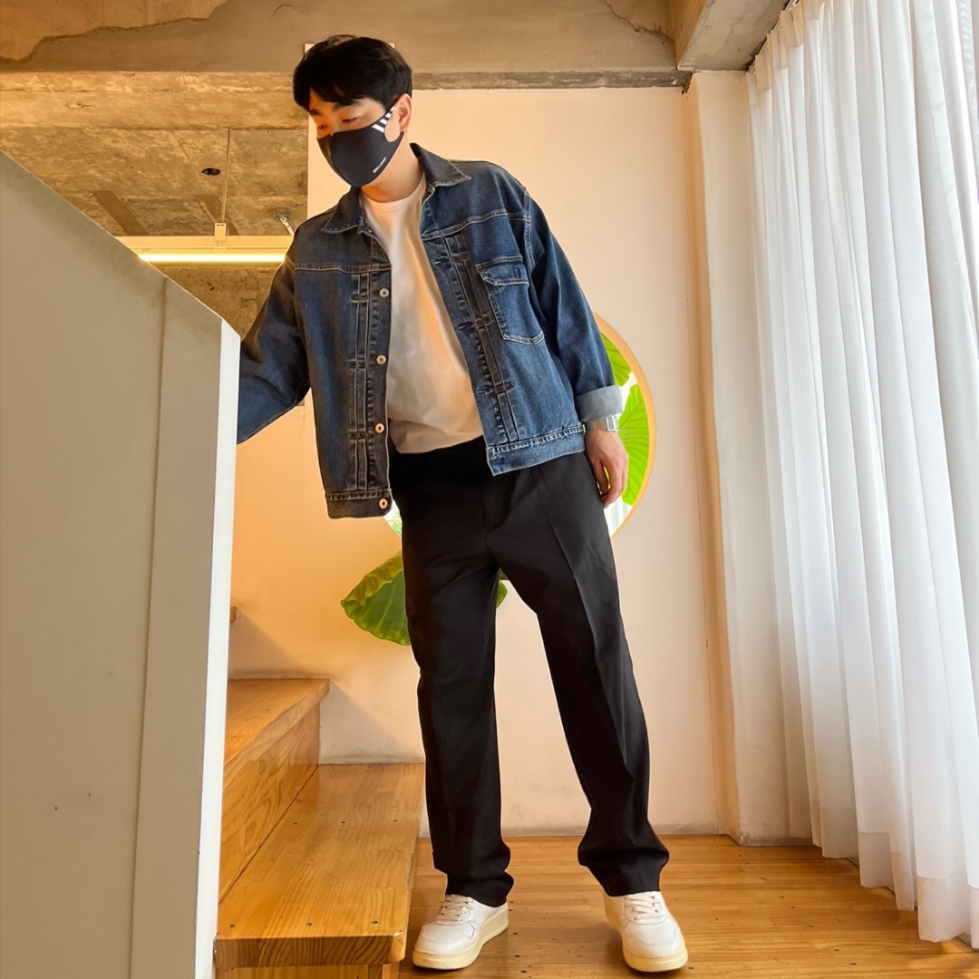Autry Medalist Low Leather Sneakers White Black 착용 스타일