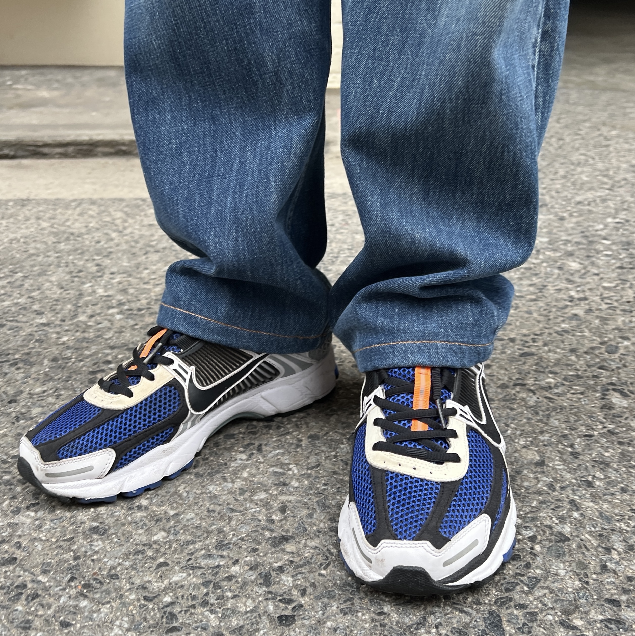 Nike Zoom Vomero 5 White Racer Blue Black 착용 스타일 - 4