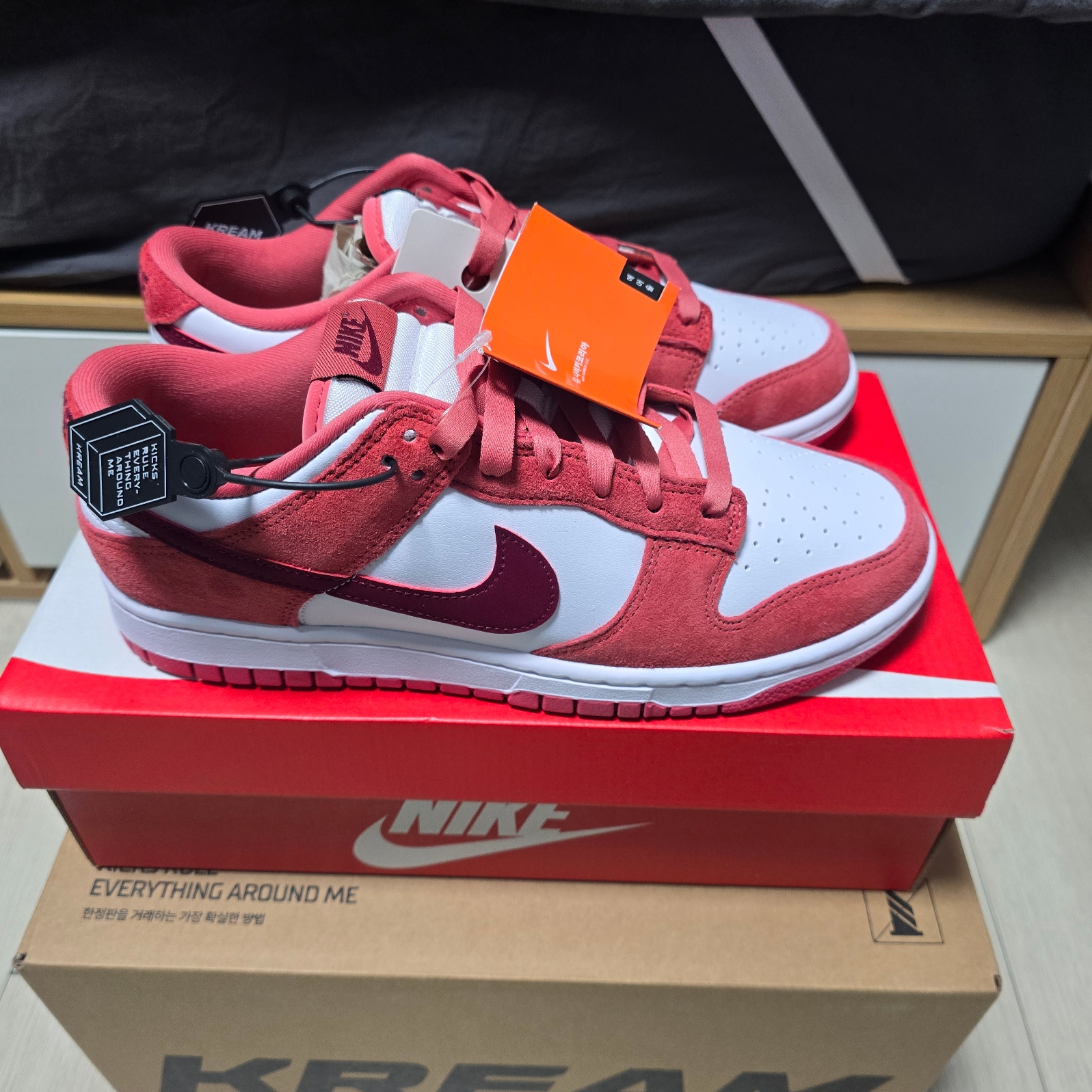 (W) Nike Dunk Low Valentine Day White Adobe 착용 스타일 - 1