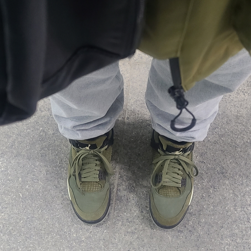 Jordan 4 Retro SE Craft Medium Olive 착용 스타일