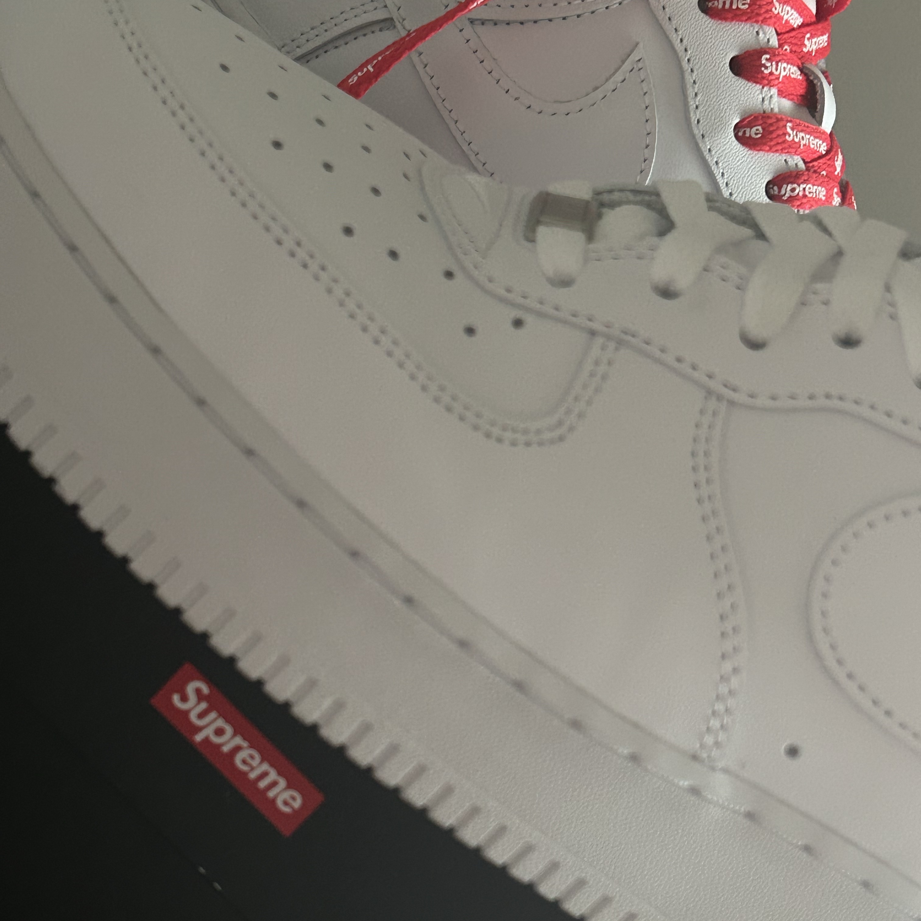 Nike x Supreme Air Force 1 Low White 착용 스타일 - 1
