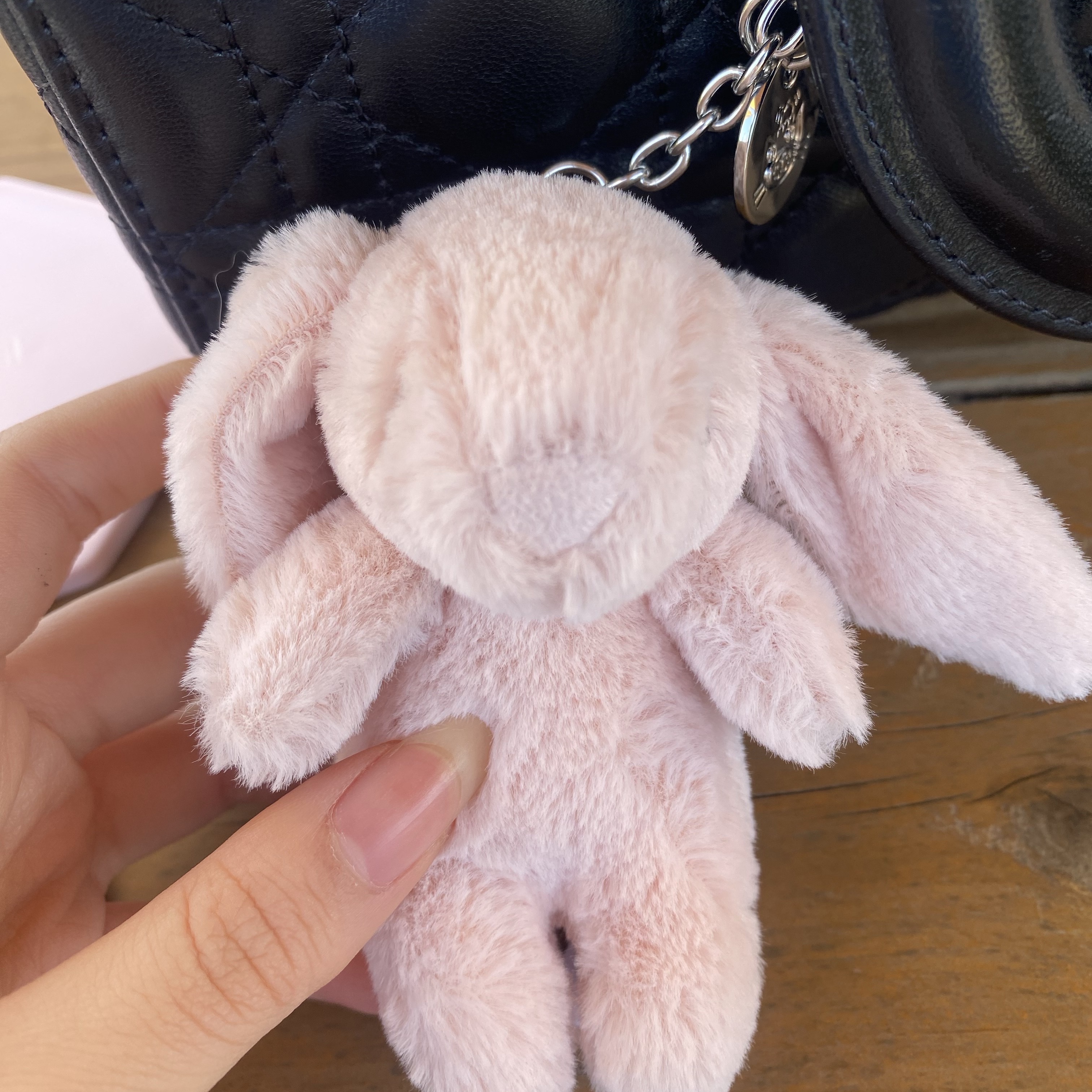 Jellycat Bashful Bunny Bag Charm Blush, Dior Lady D-Joy Bag Cannage Lambskin Black 착용 스타일