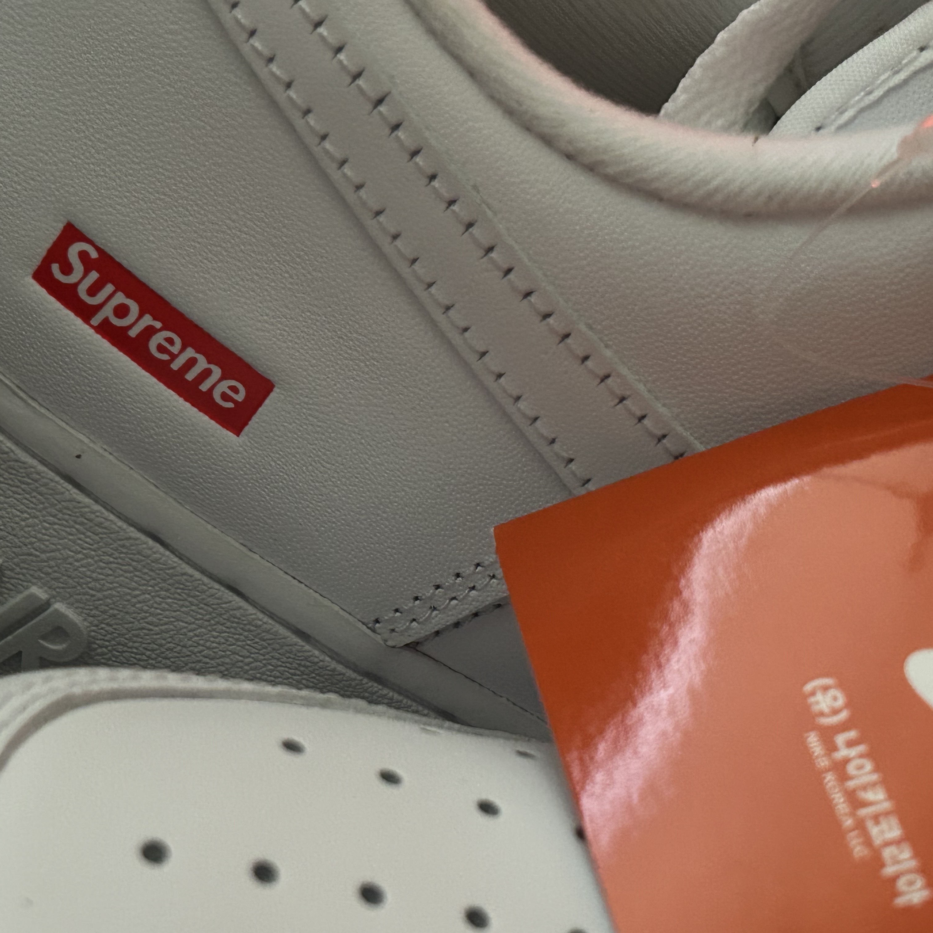 Nike x Supreme Air Force 1 Low White 착용 스타일 - 2