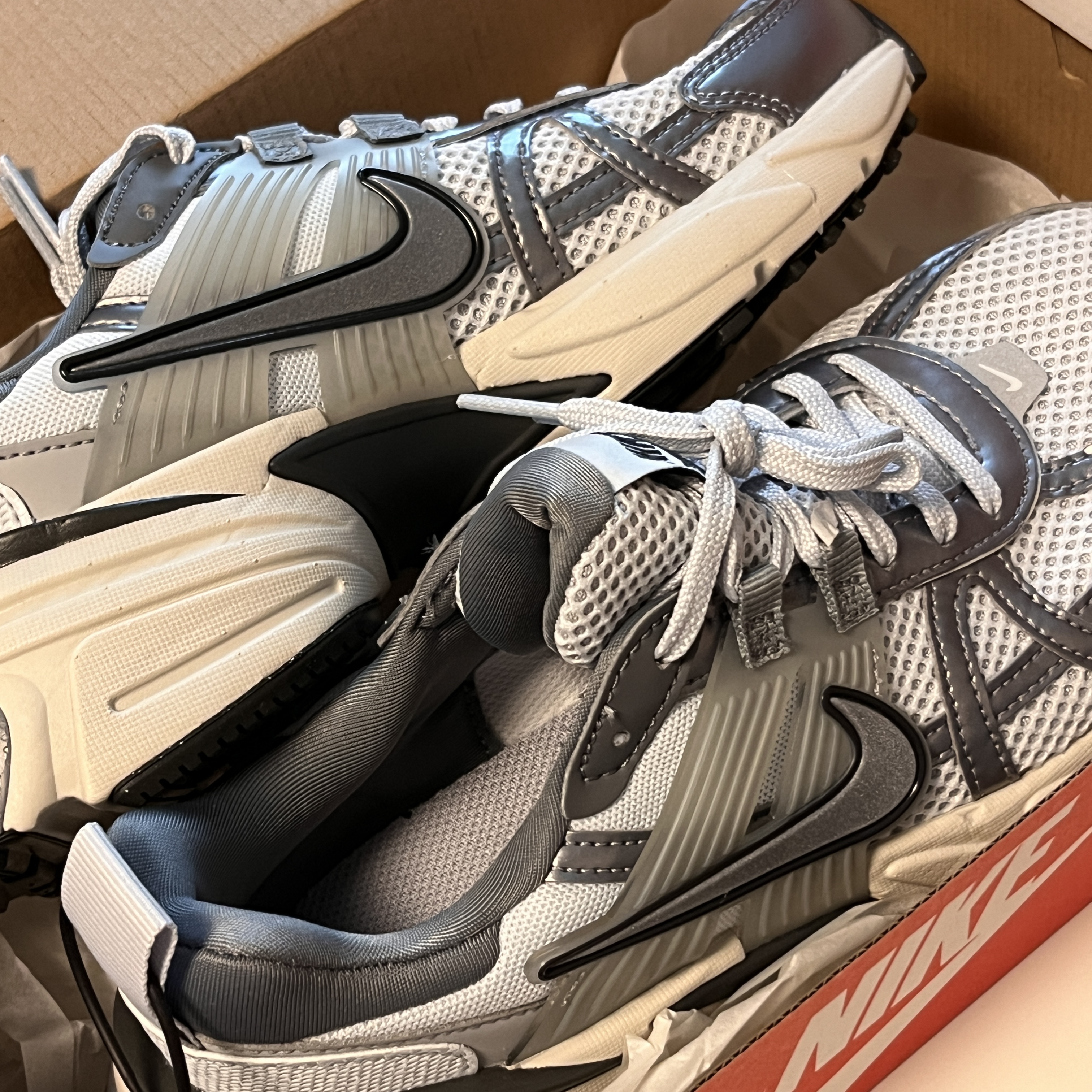 Nike V2K Run Pure Platinum Wolf Grey 착용 스타일