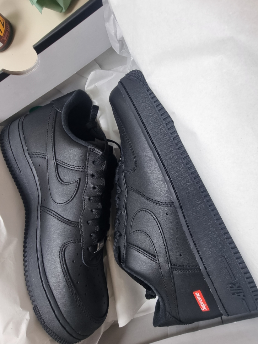 Nike x Supreme Air Force 1 Low Black 착용 스타일 - 2