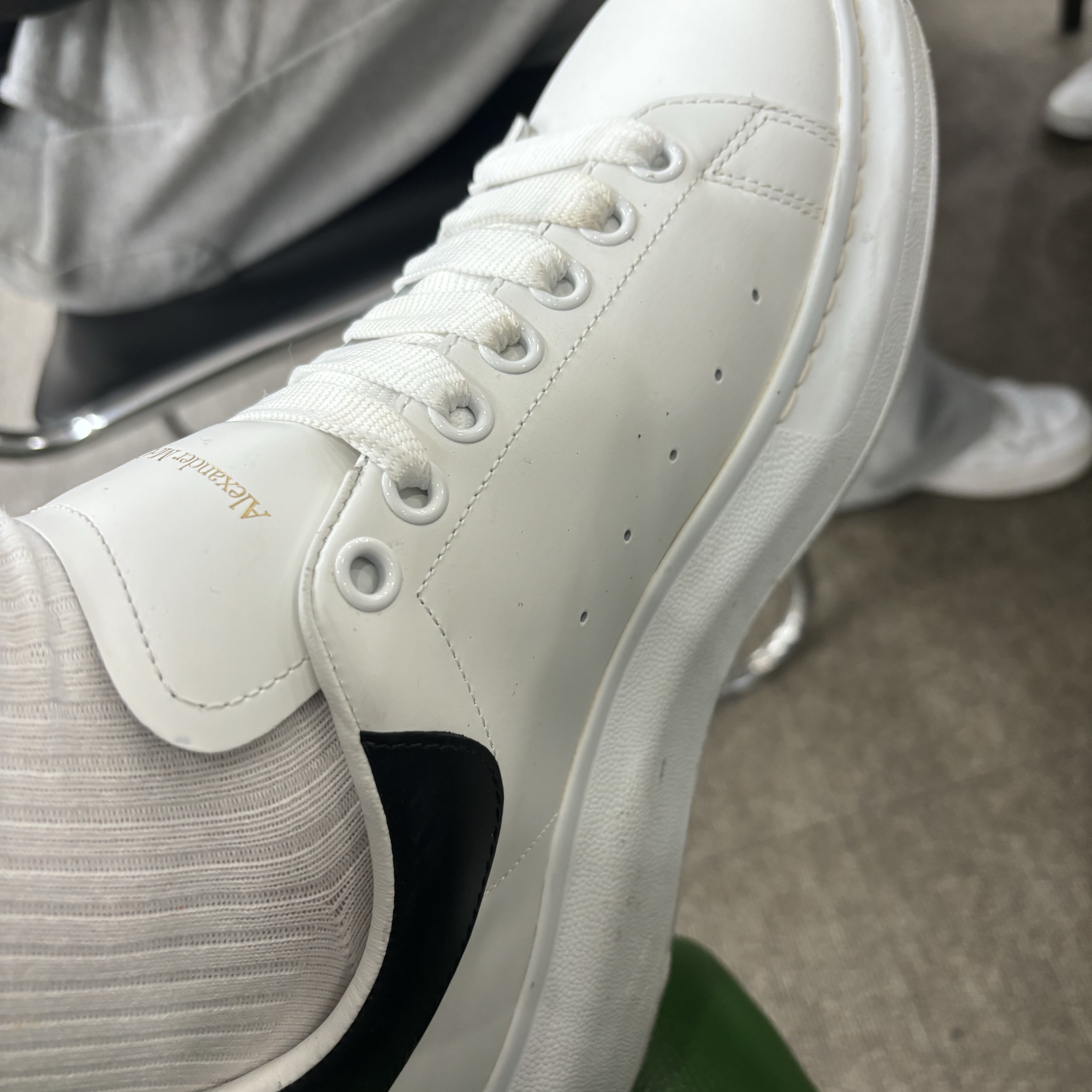Alexander McQueen Oversized Sneakers White Black 착용 스타일 - 1