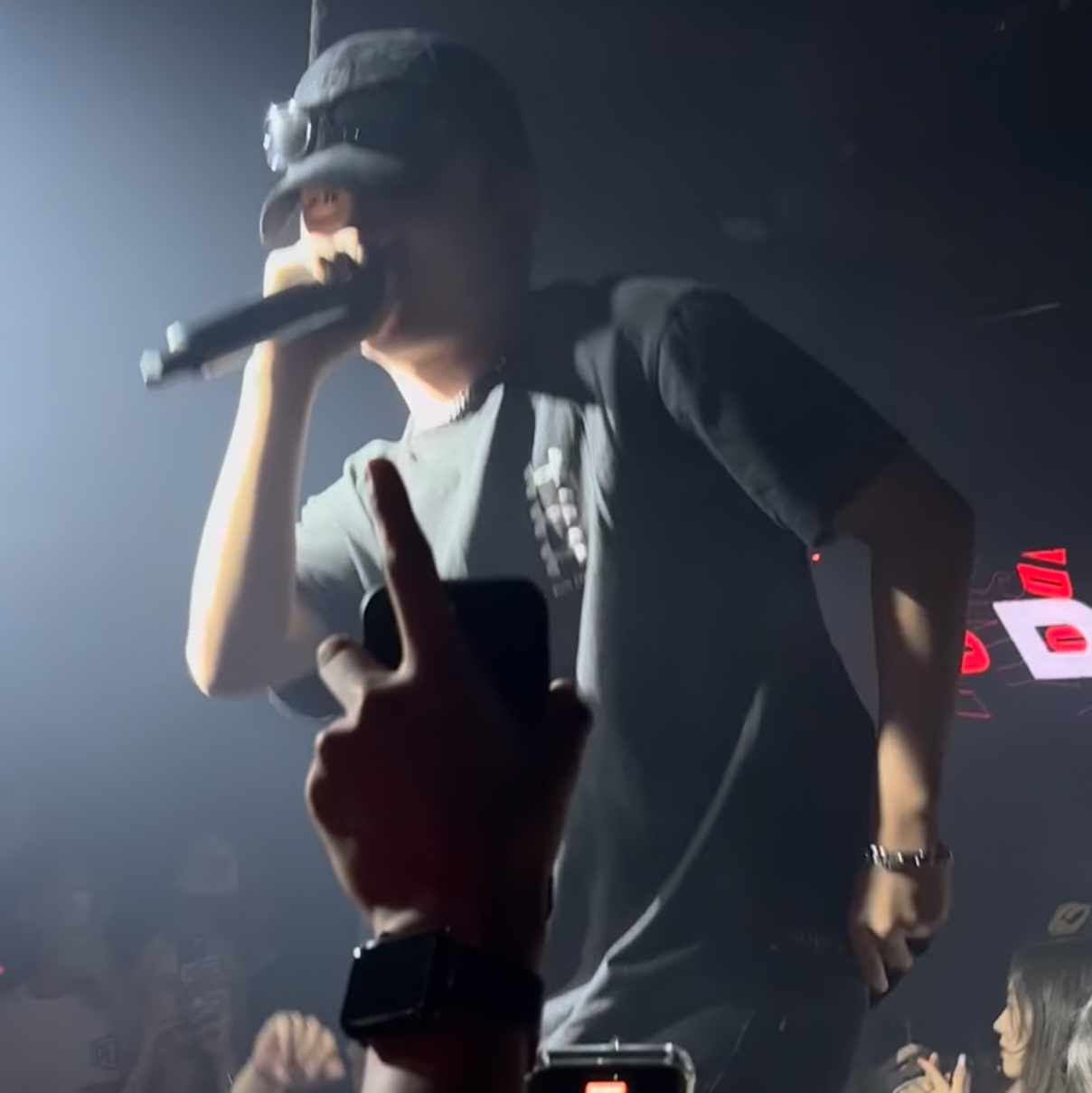 Gentle Monster x Maison Margiela MM003 Black Black 착용 스타일 - 1