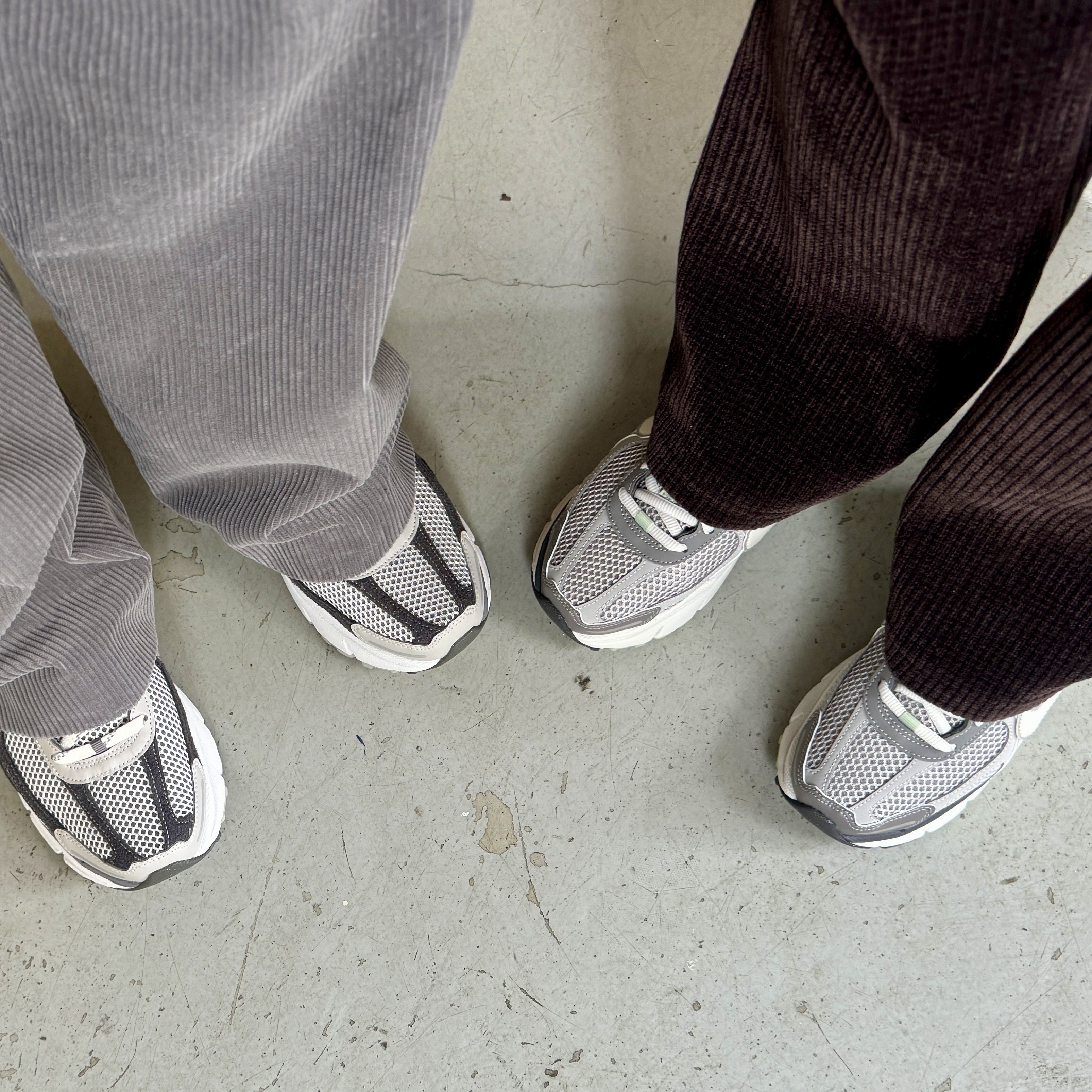 (W) Nike Zoom Vomero 5 Cobblestone and Flat Pewter, Nike Zoom Vomero 5 PRM Light Iron Ore and Flat Fewter 착용 스타일