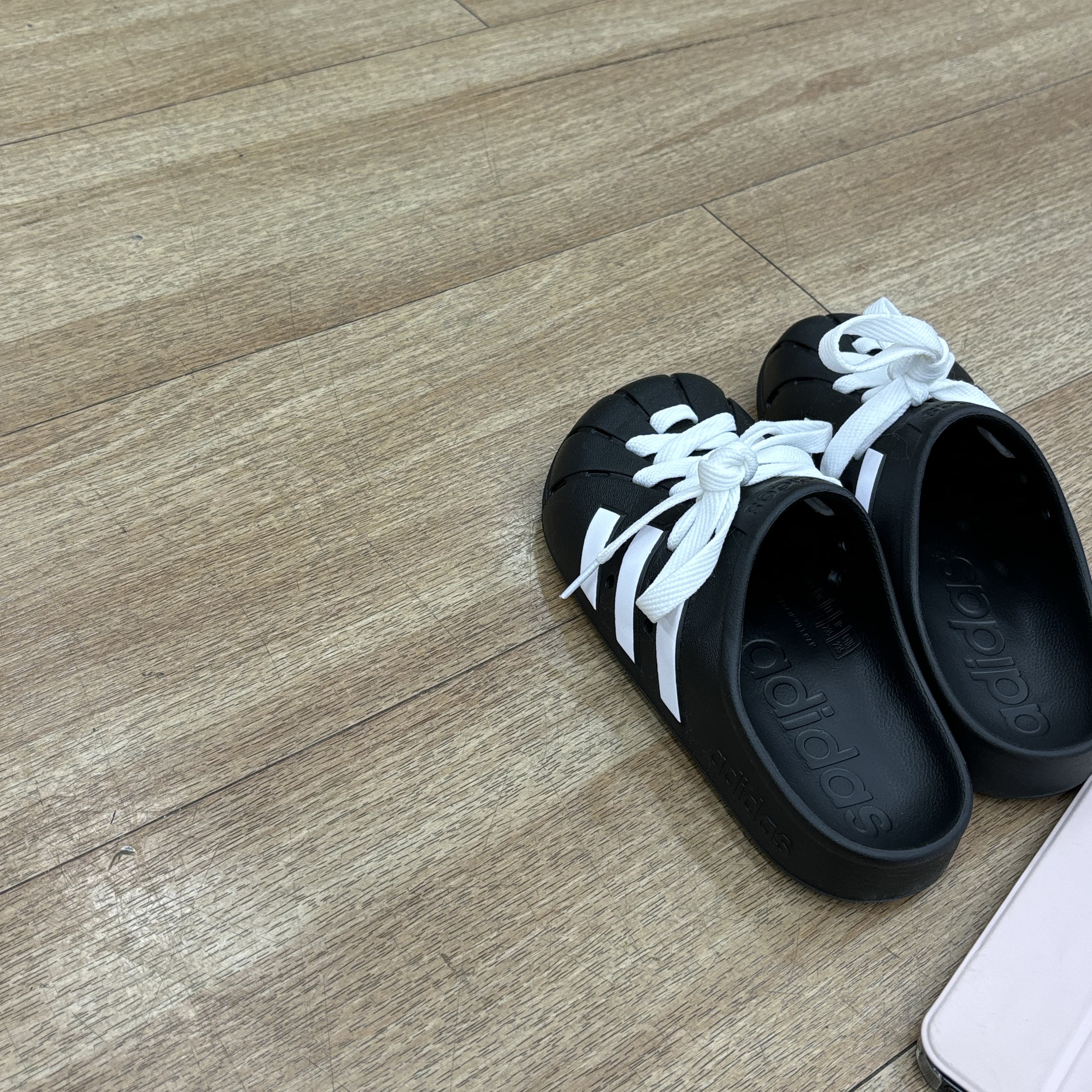 Adidas Adilette Clog Black White 착용 스타일
