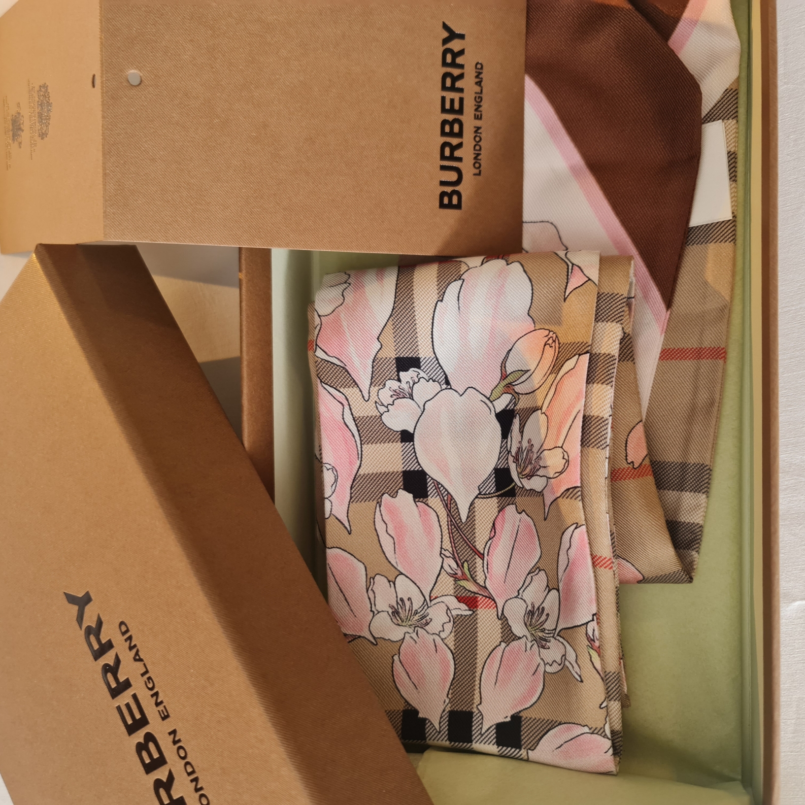Burberry Floral Check Print Silk Skinny Scarf 착용 스타일 - 3