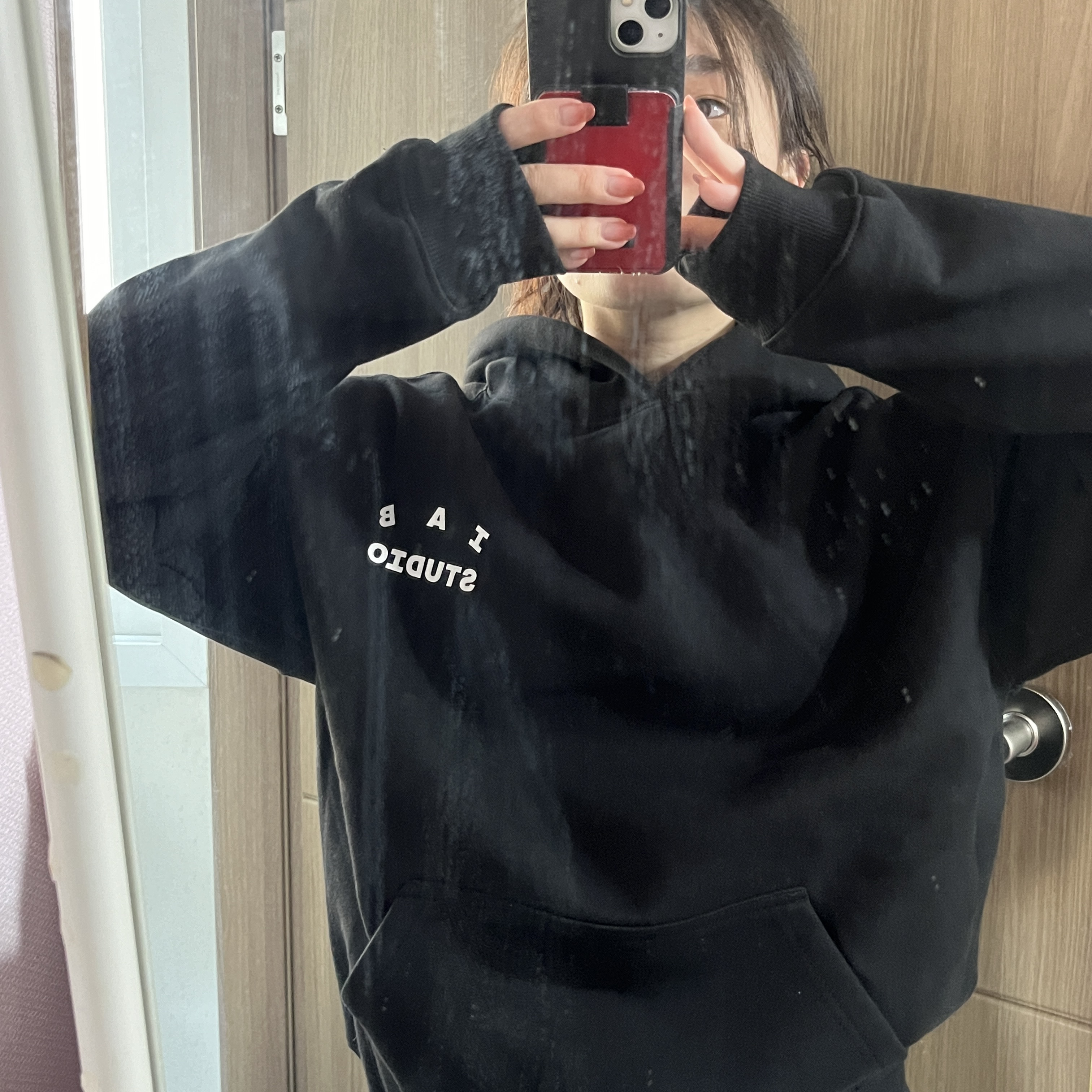 IAB Studio Hoodie Black 착용 스타일