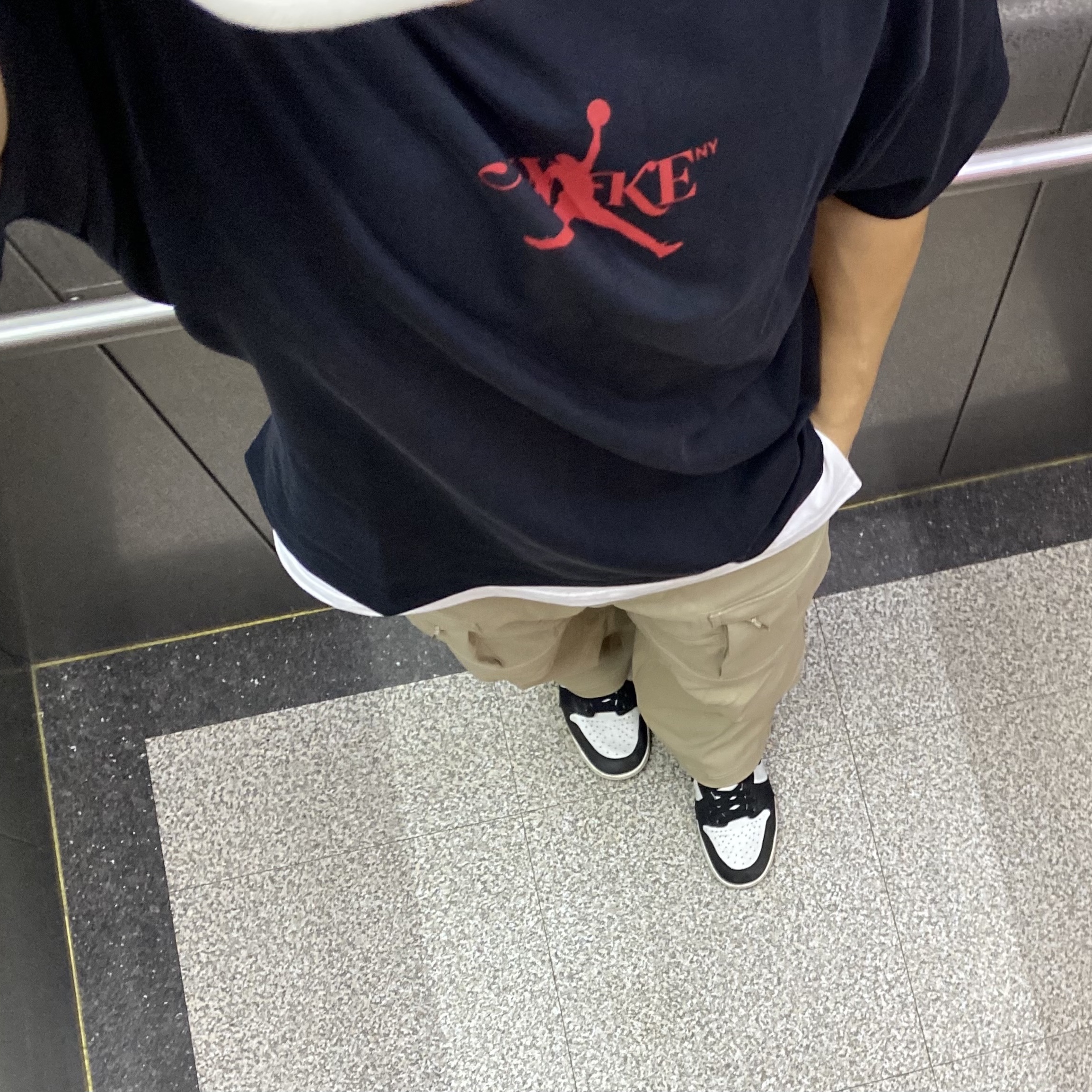 Jordan x Awake NY T-Shirts Black (FV9913-010), Nike ACG Smith Summit Cargo Pants Khaki Iron Ore - Asia 착용 스타일