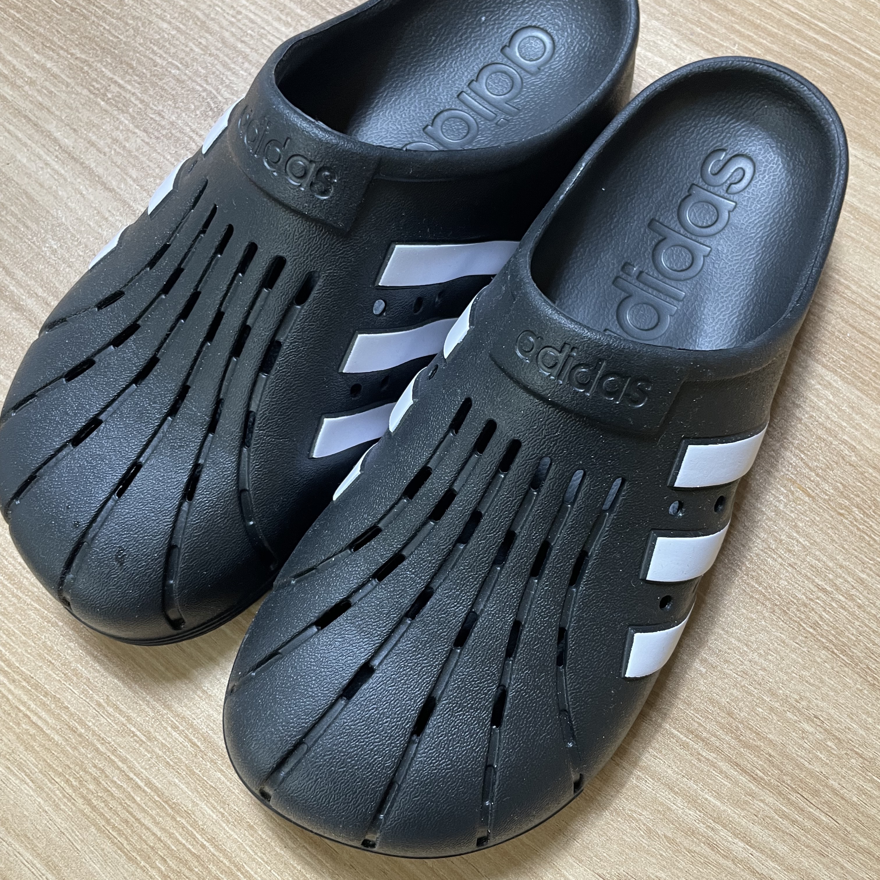 Adidas Adilette Clog Black White 착용 스타일