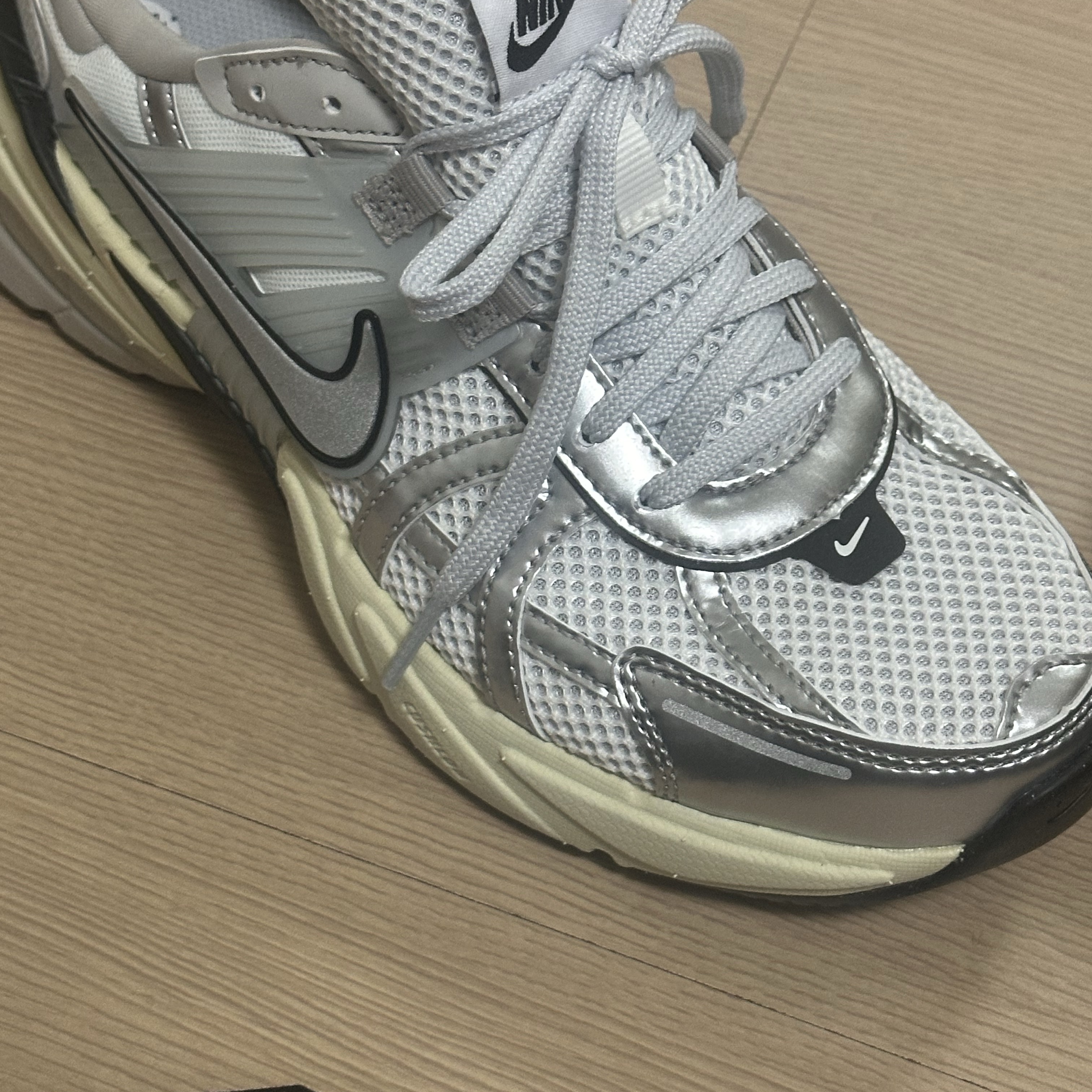 Nike V2K Run Summit White Metallic Silver 착용 스타일