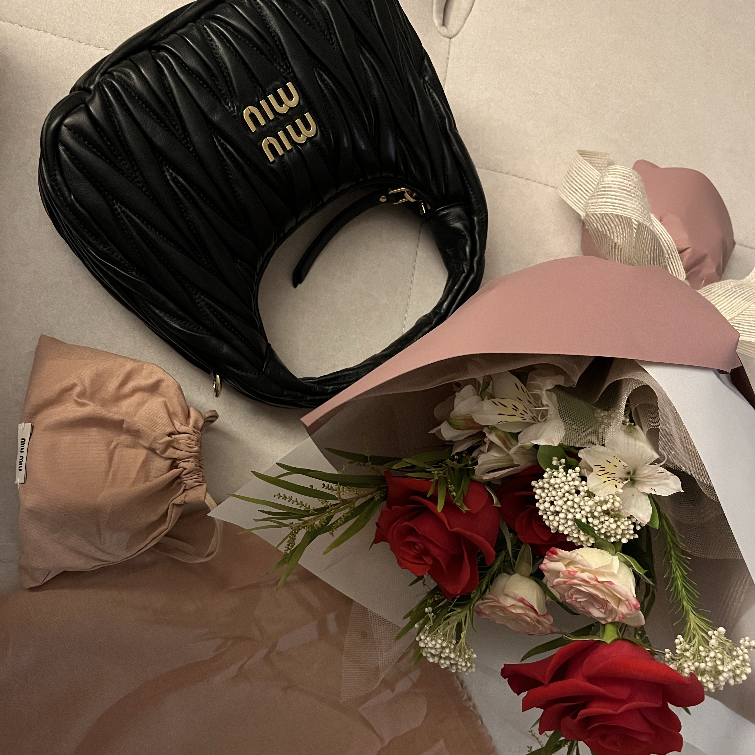 Miu Miu Wander Matelasse Nappa Leather Small Hobo Bag Black 착용 스타일 - 1
