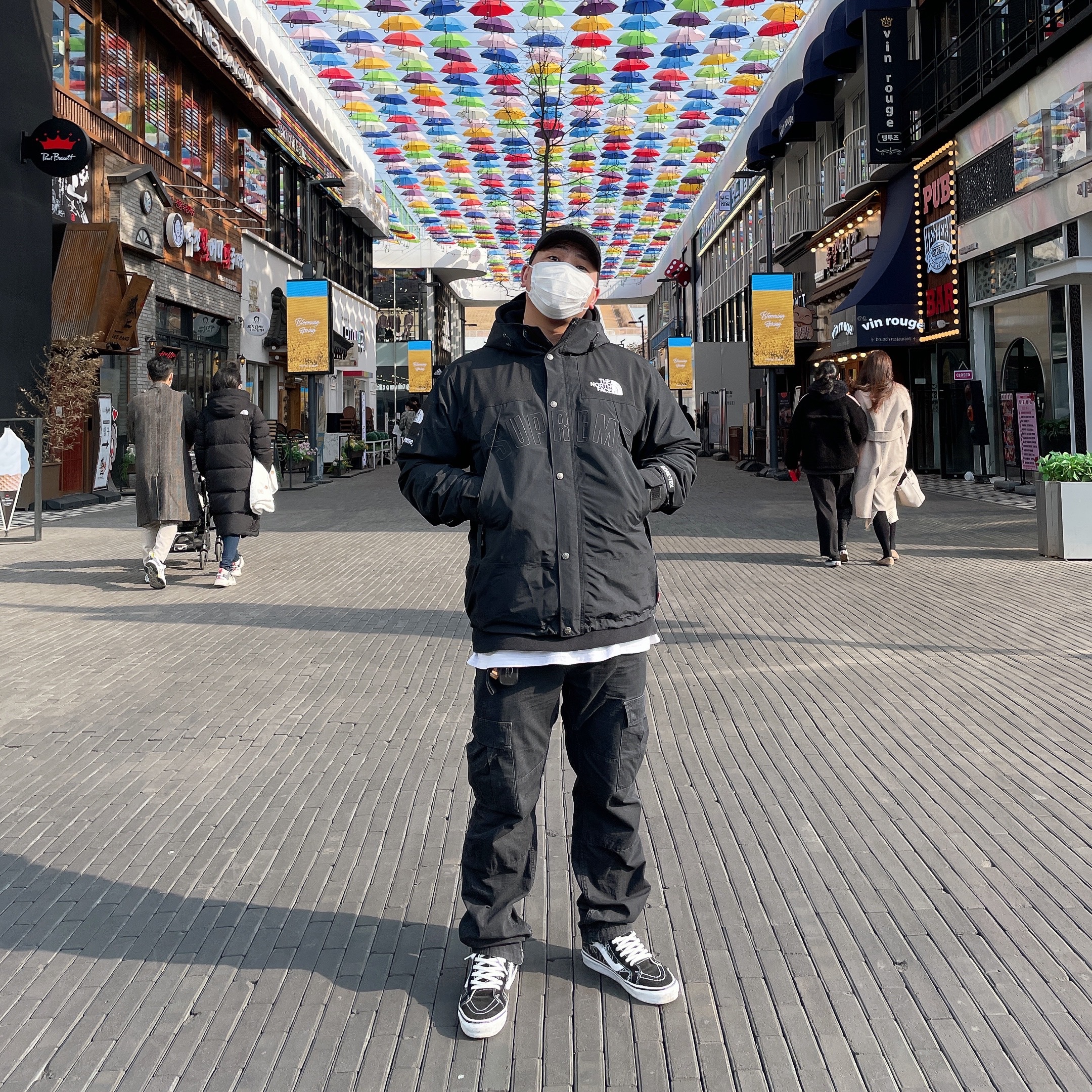 Supreme x The North Face Arc Logo Mountain Parka Black - 19SS, Vans x BAPE Sk8-Hi 38 DX Line ABC Camo Black 착용 스타일