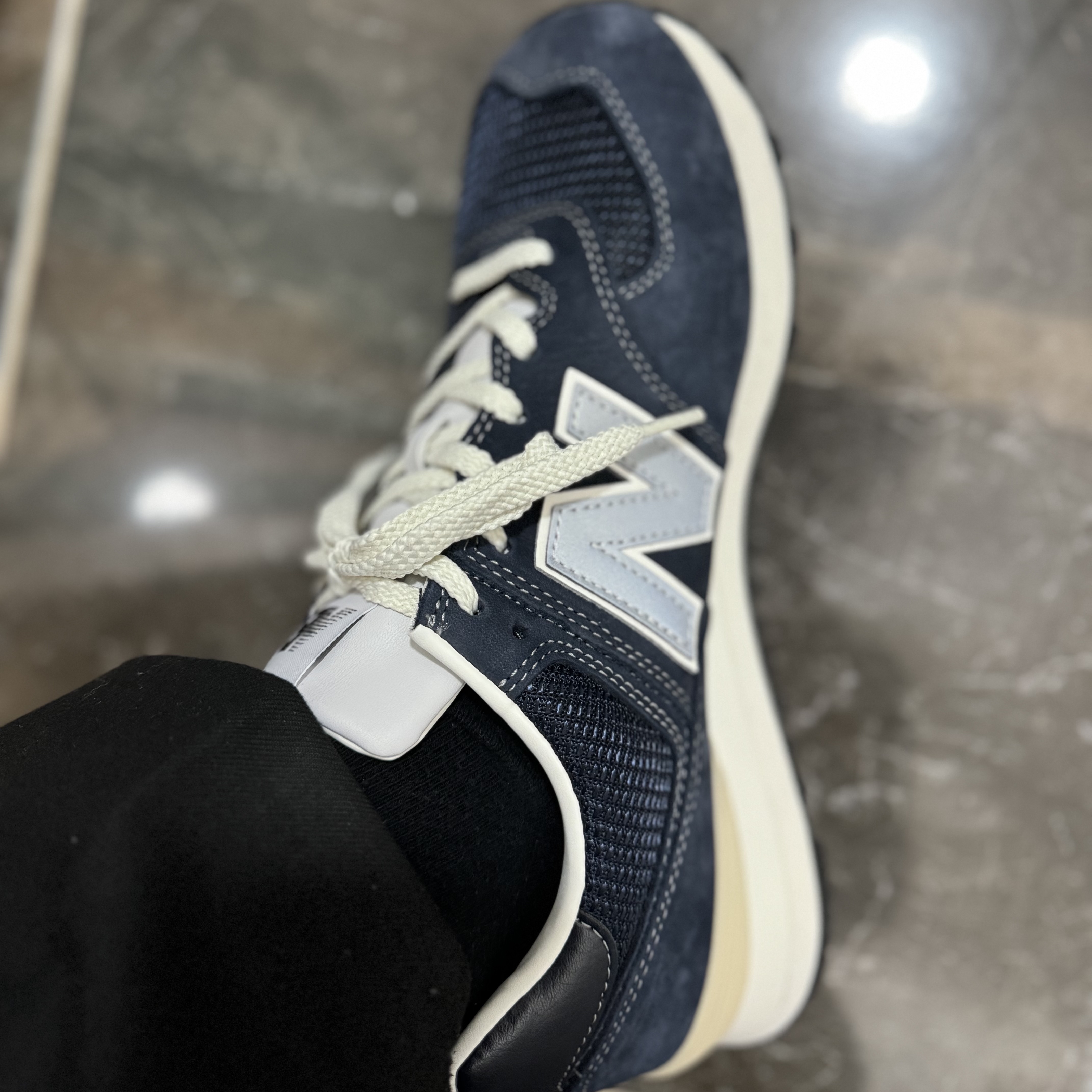 New Balance x Pottery 574 Premium Hard Navy 착용 스타일 - 3