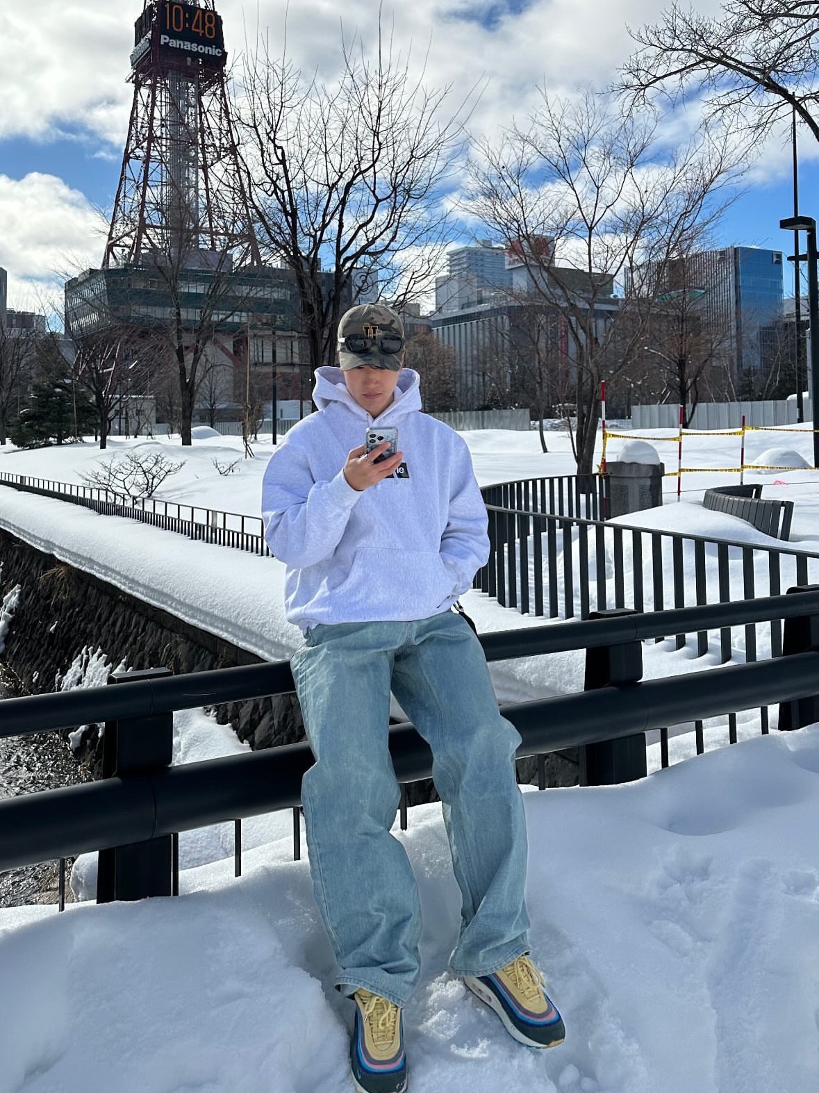 Supreme Box Logo Hooded Sweatshirt Ash Grey - 23FW 착용 스타일 - 3