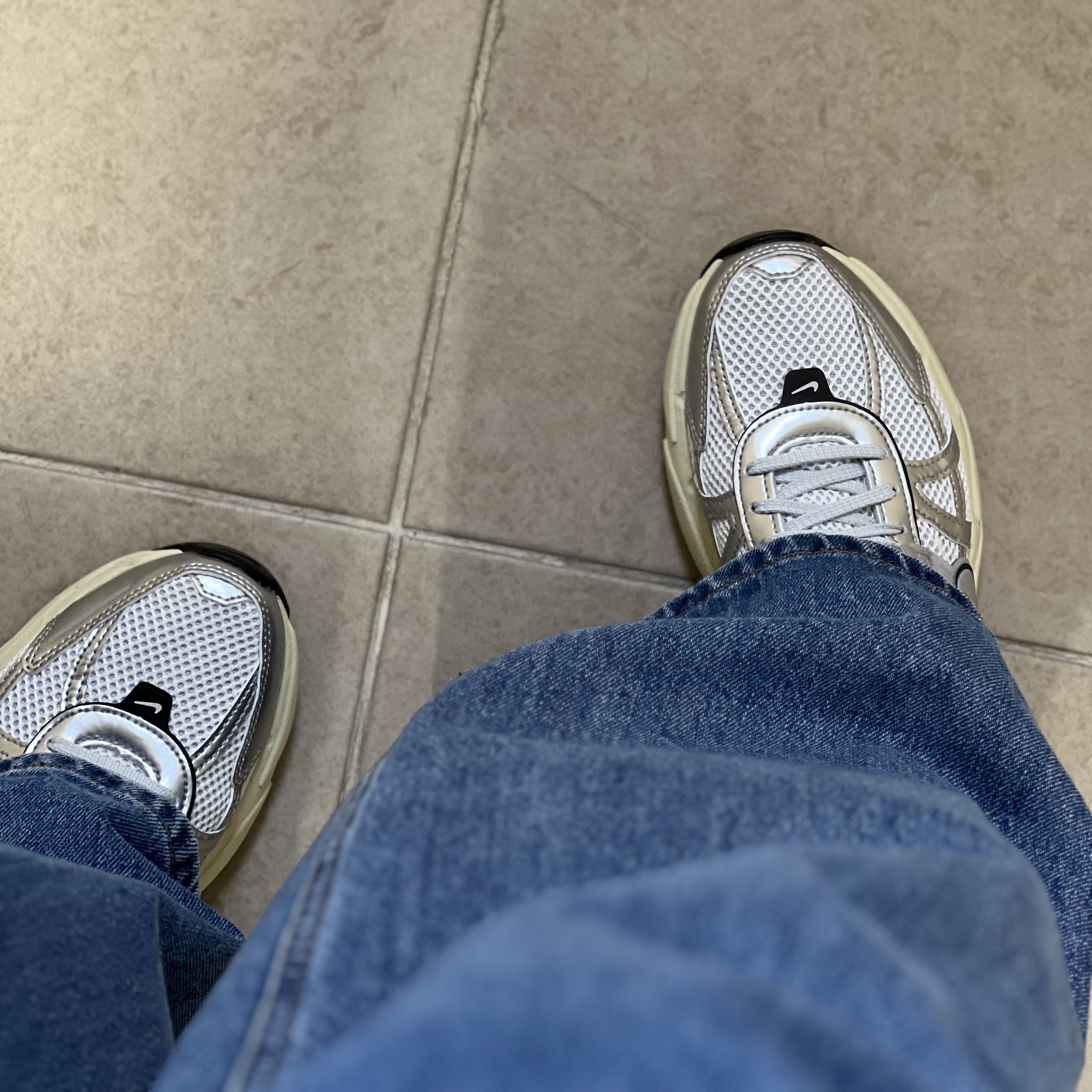 Nike V2K Run Summit White Metallic Silver 착용 스타일
