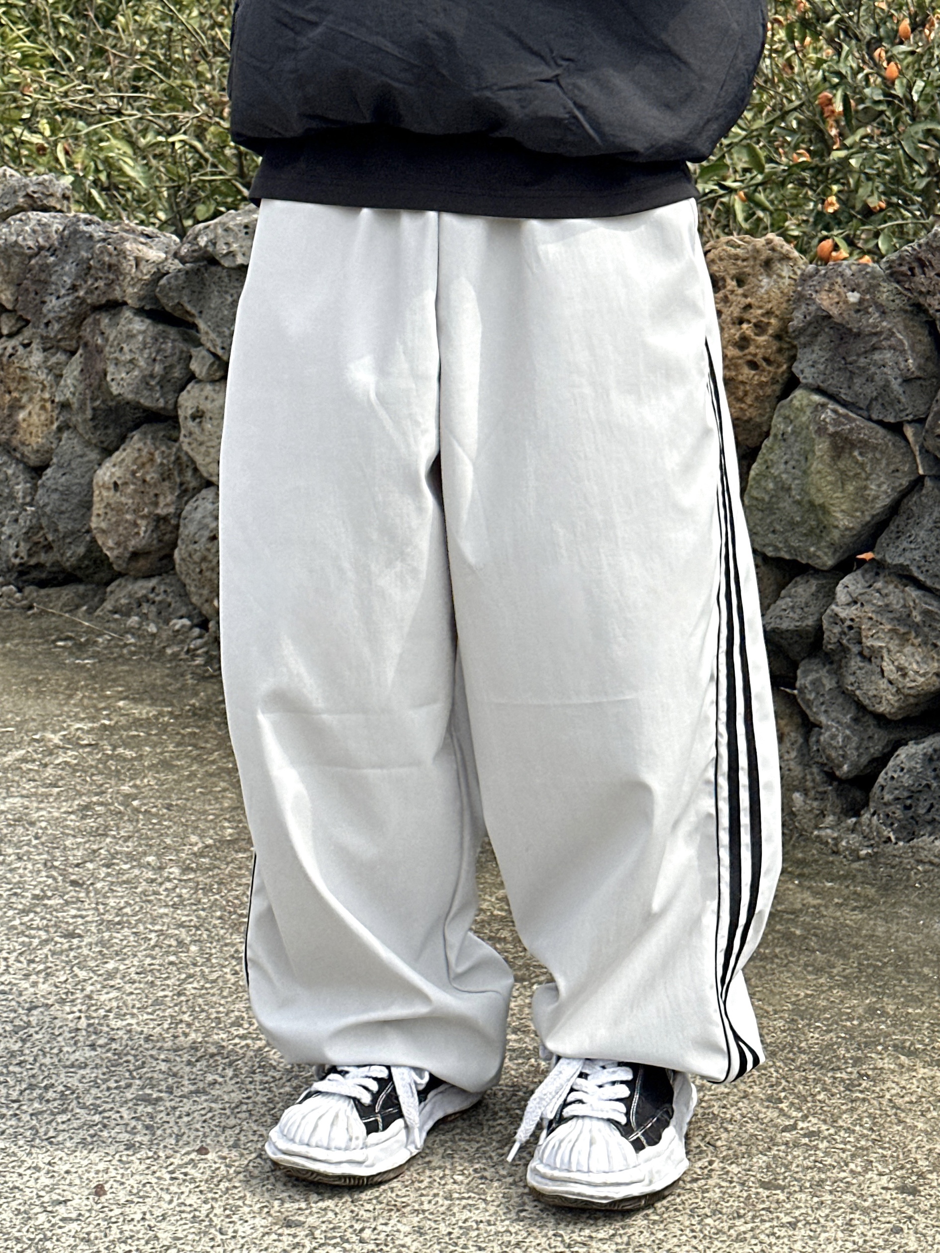 Maison Mihara Yasuhiro Blakey OG Sole Canvas Low-top Sneakers Black White 착용 스타일 - 4