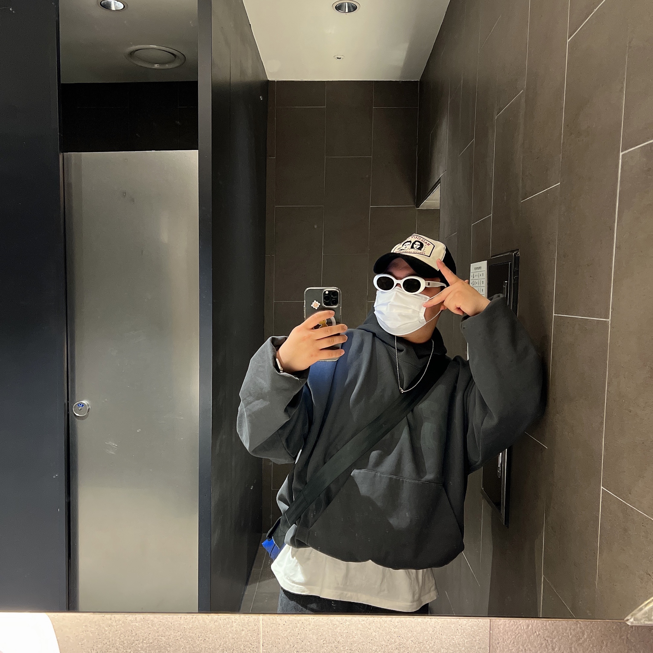Yeezy Gap Engineered By Balenciaga Dove Hoodie Black 착용 스타일