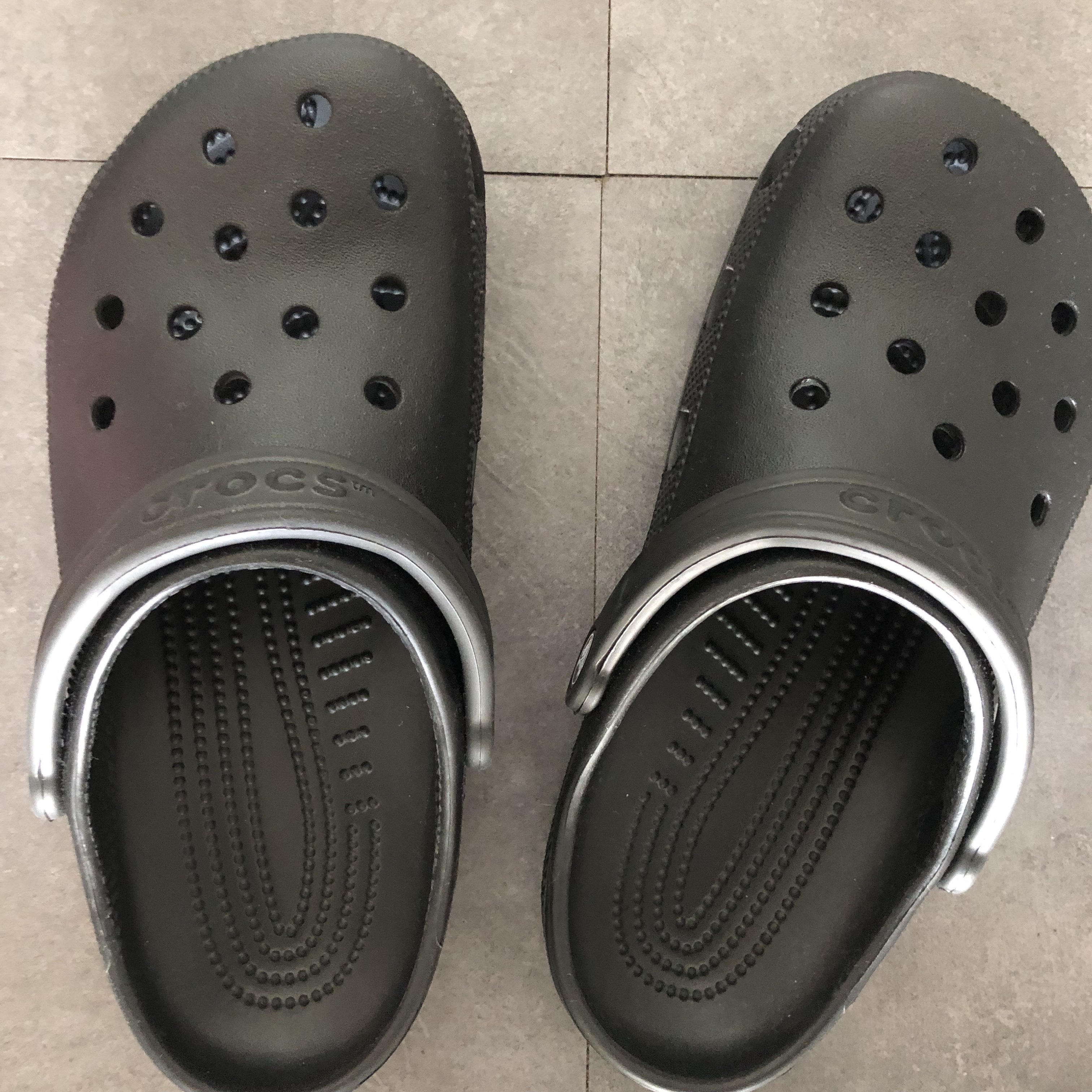 Crocs Classic Clog Black 착용 스타일