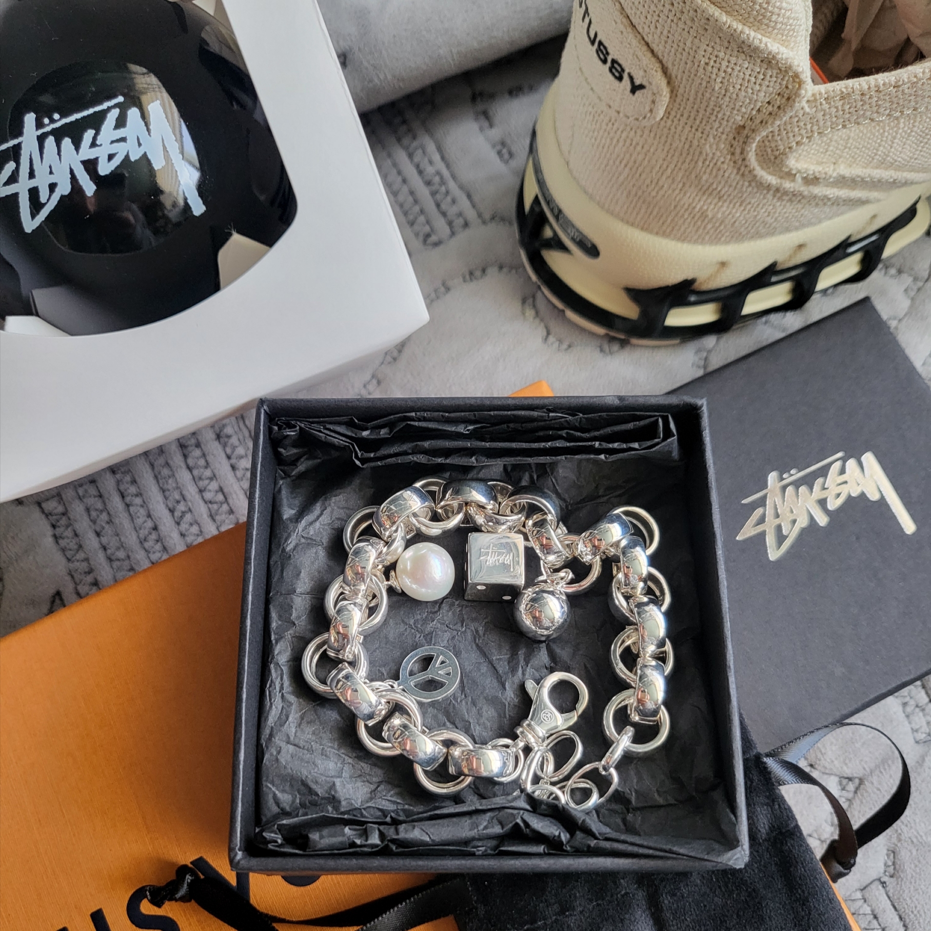 Stussy Icon Charm Bracelet Sterling Silver, Nike x Stussy Air Zoom Spiridon Cage 2 Fossil 착용 스타일