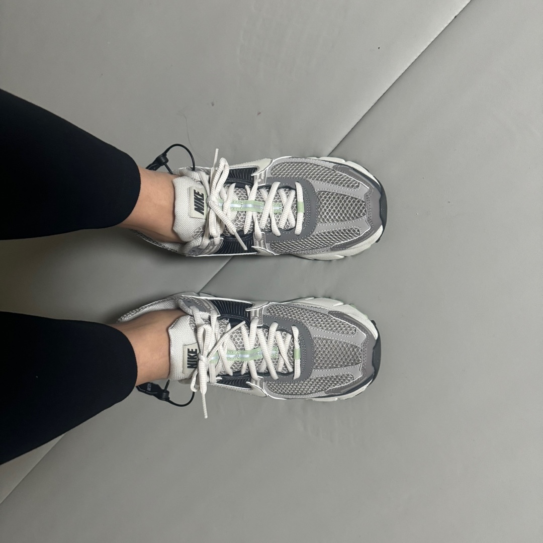 (W) Nike Zoom Vomero 5 Cobblestone and Flat Pewter 착용 스타일