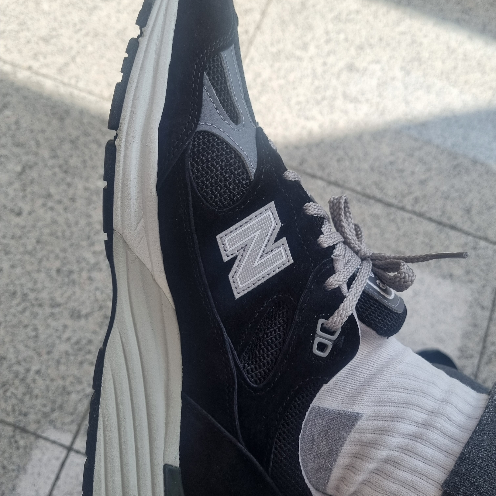 New Balance 991v2 Made in UK Black 착용 스타일 - 4