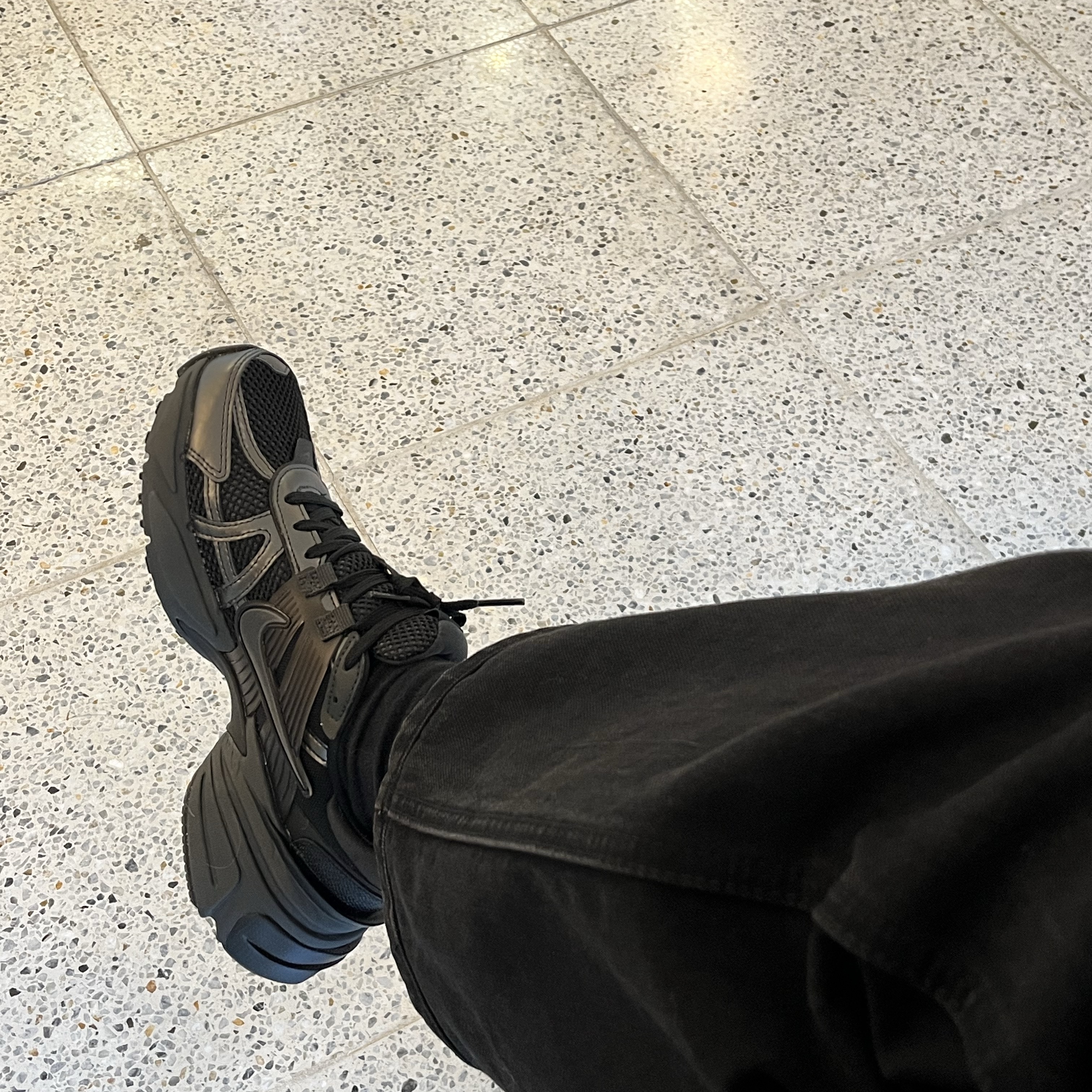 Nike V2K Run Black Anthracite 착용 스타일