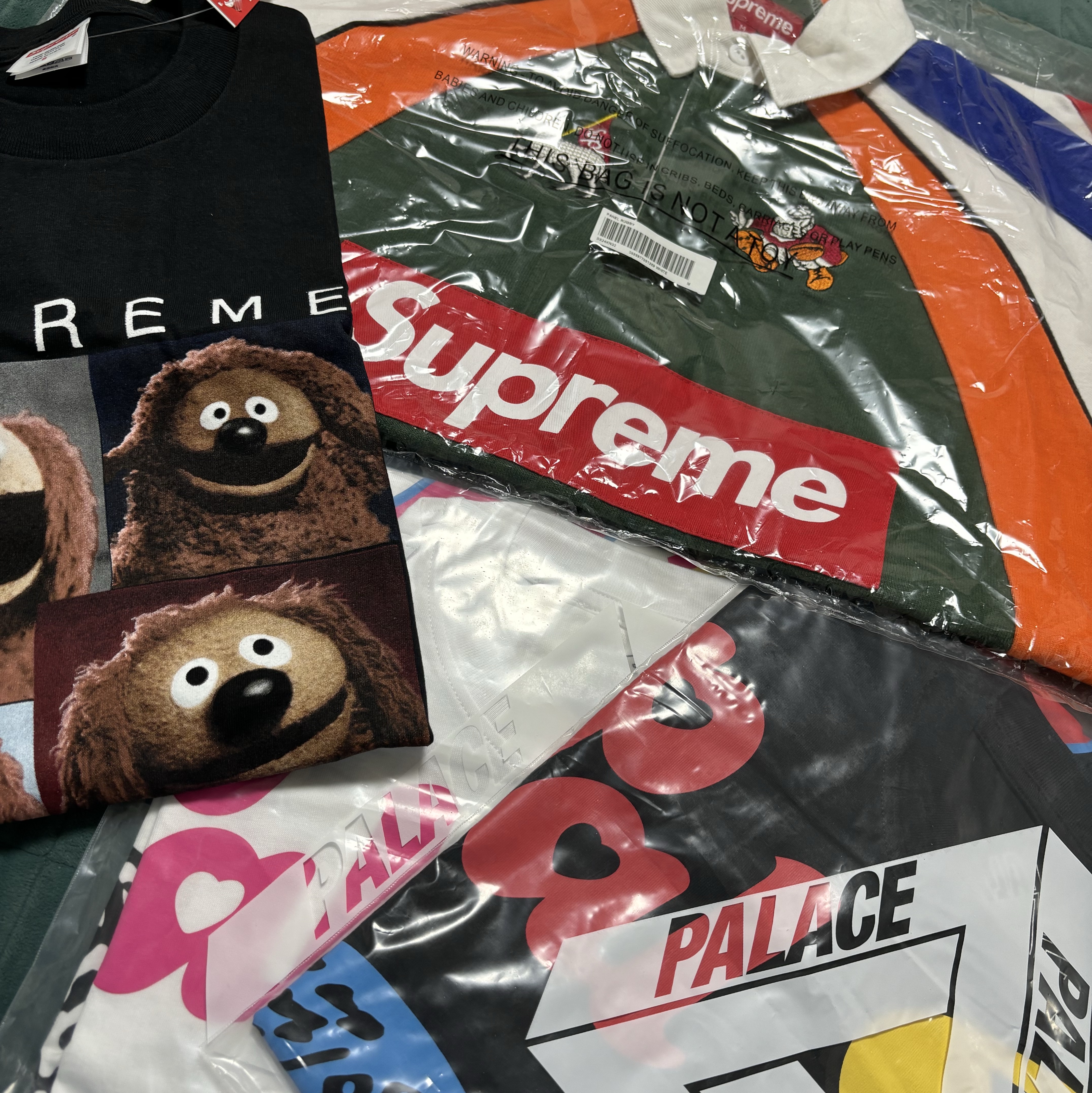 Supreme S/S Rugby Multicolor - 24SS, Supreme Rowlf T-Shirt Black - 24SS 착용 스타일