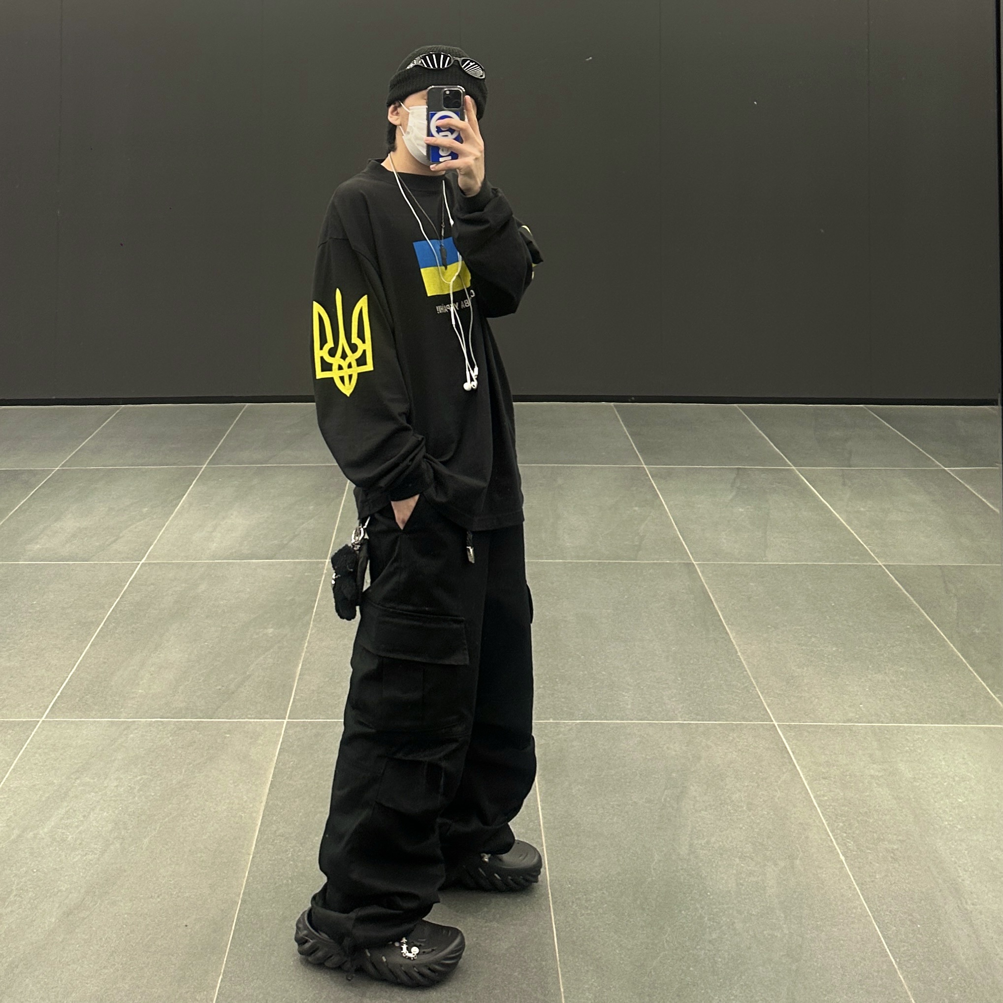 Balenciaga Support Ukraine LS T-Shirt Black, Crocs Echo Clog Black 착용 스타일 - 2
