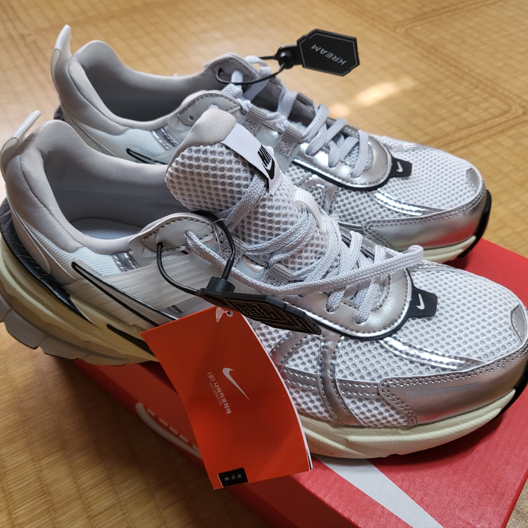 Nike V2K Run Summit White Metallic Silver 착용 스타일