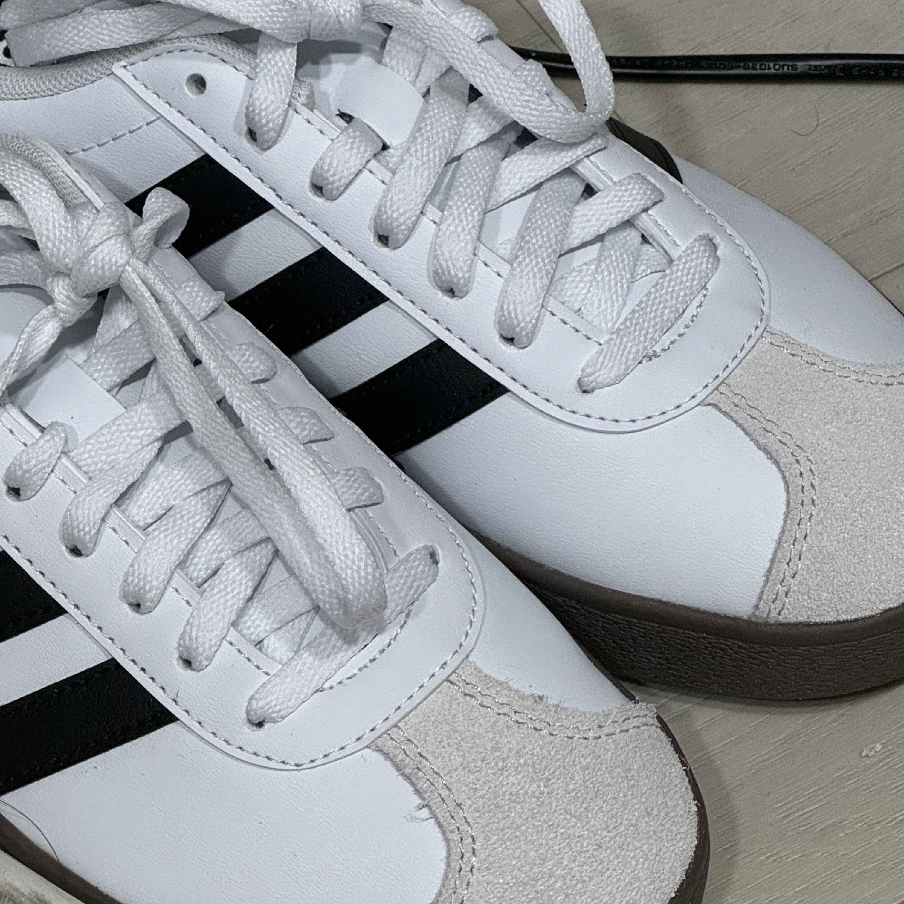 Adidas VL Court Base Cloud White Core Black 착용 스타일