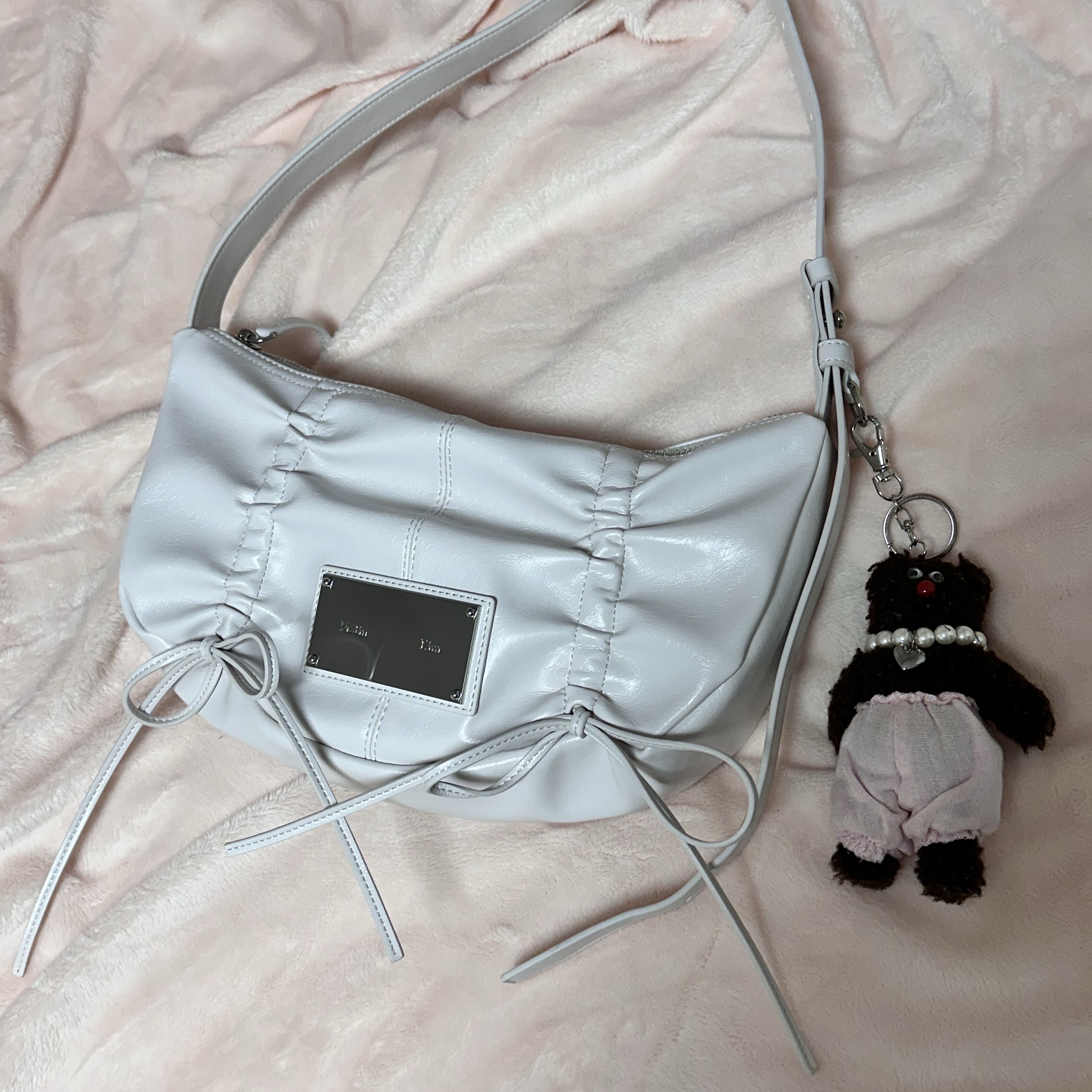Matin Kim Half Shirring Ribbon Round Bag Ivory, Monamhee Bred Keyring with Pink Pants Brown 착용 스타일