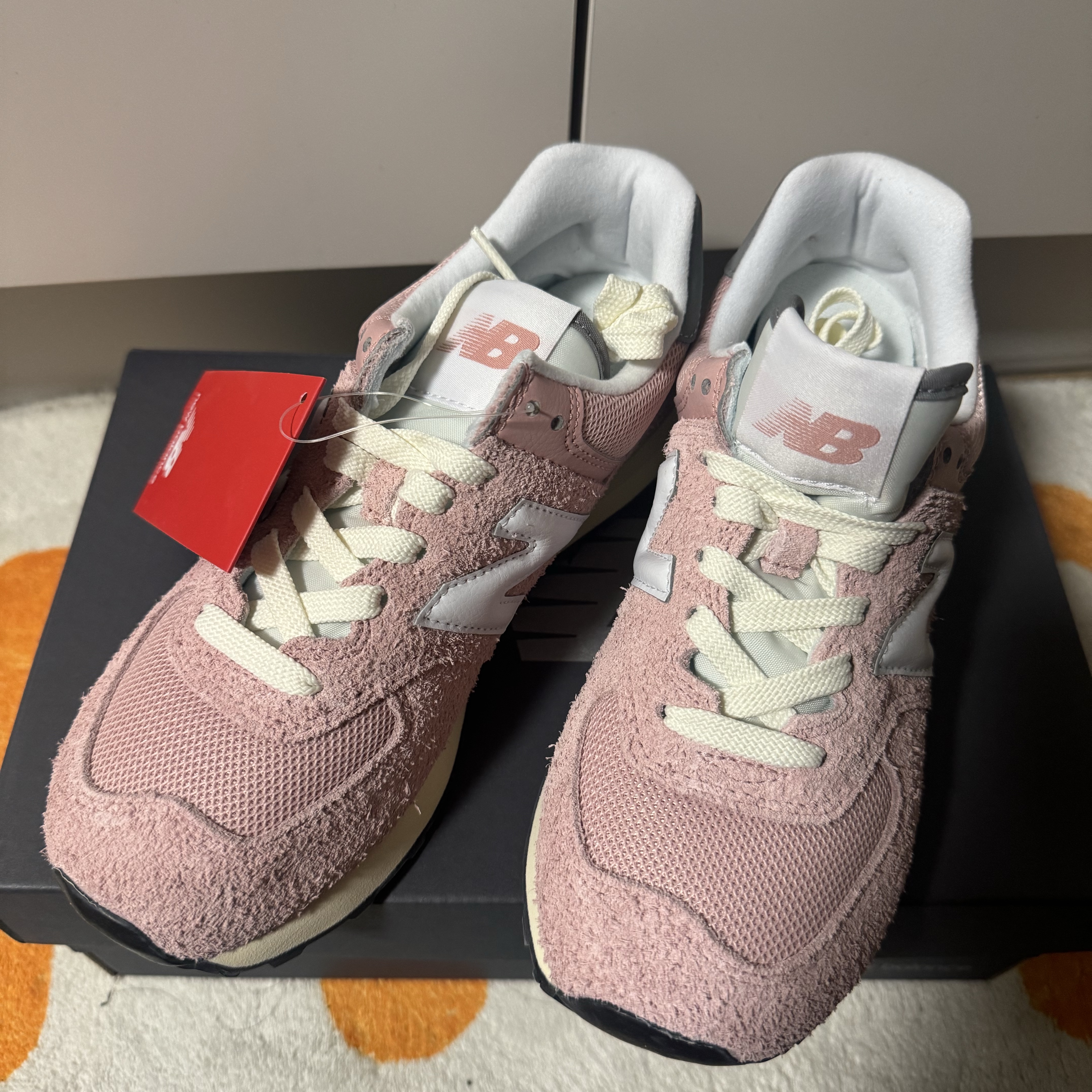 New Balance 574 Heritage Mellow Pink 착용 스타일 - 1