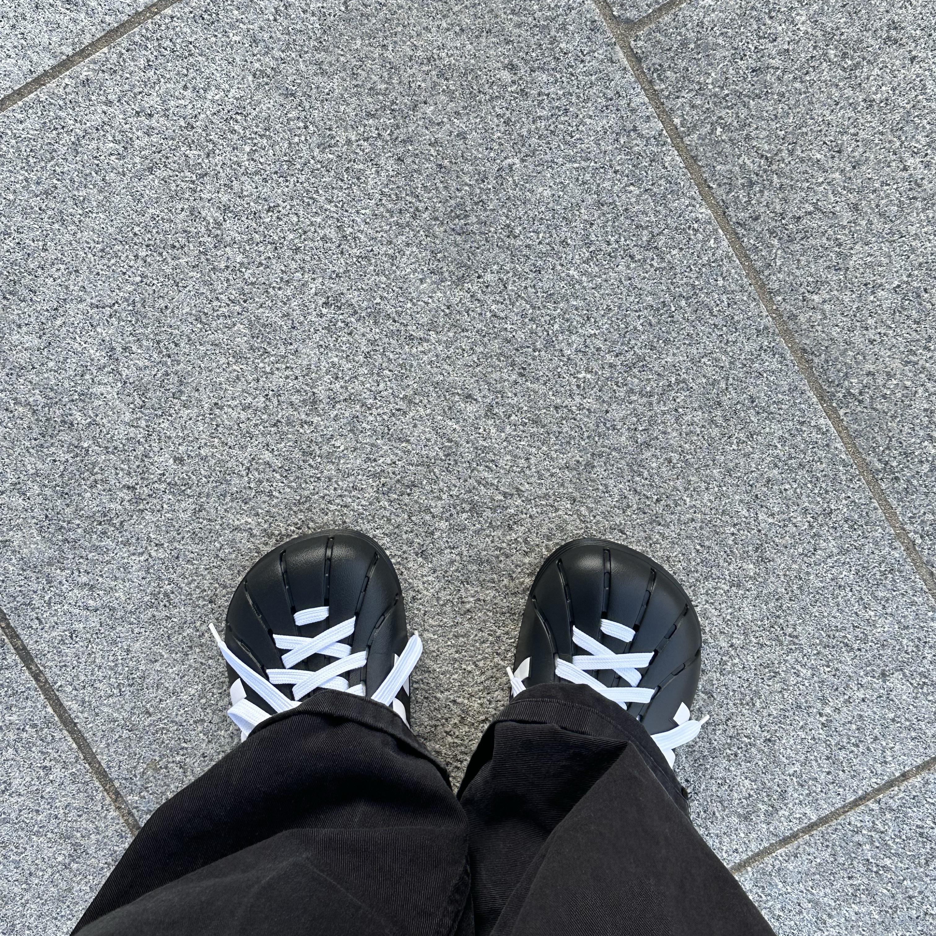Adidas Adilette Clog Black White 착용 스타일