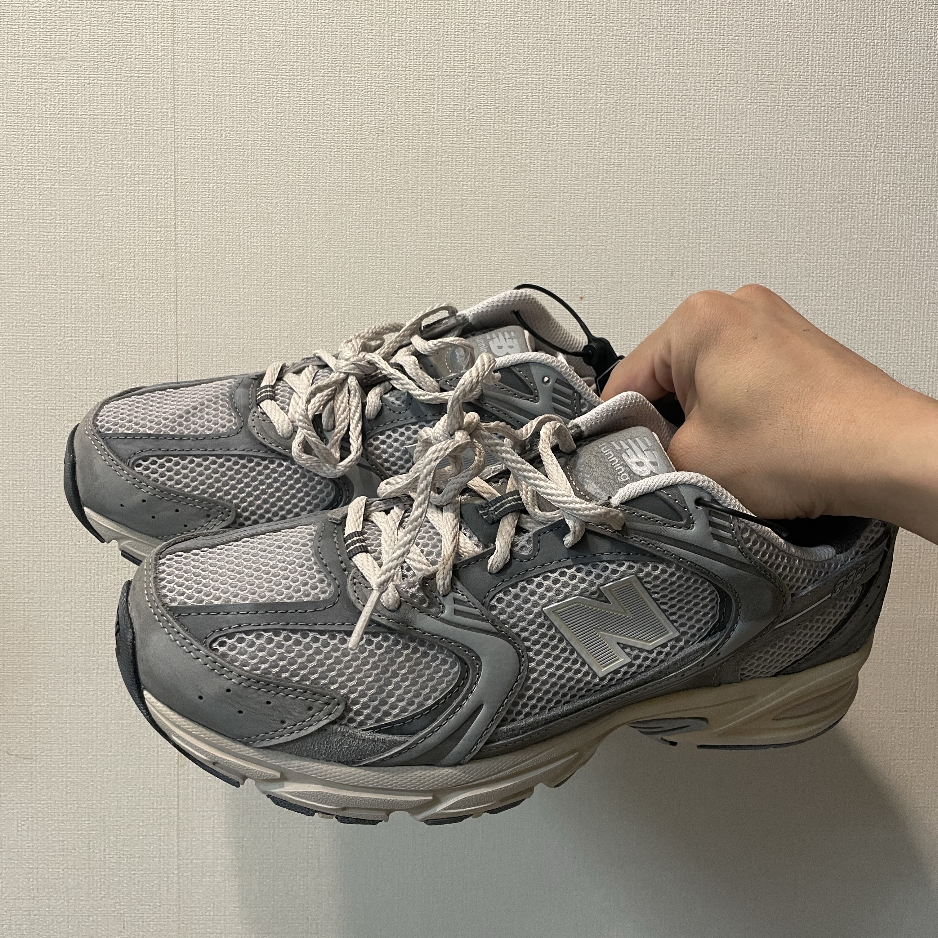New Balance 530 Premium Vintage Grey Matter 착용 스타일