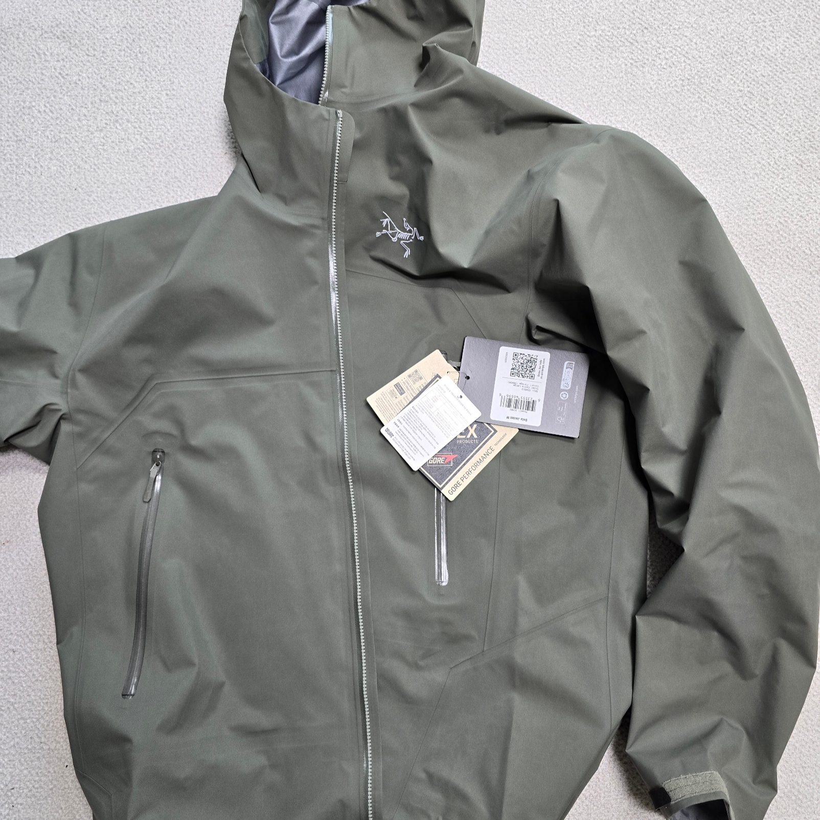 Arc'teryx Beta Jacket Void 착용 스타일